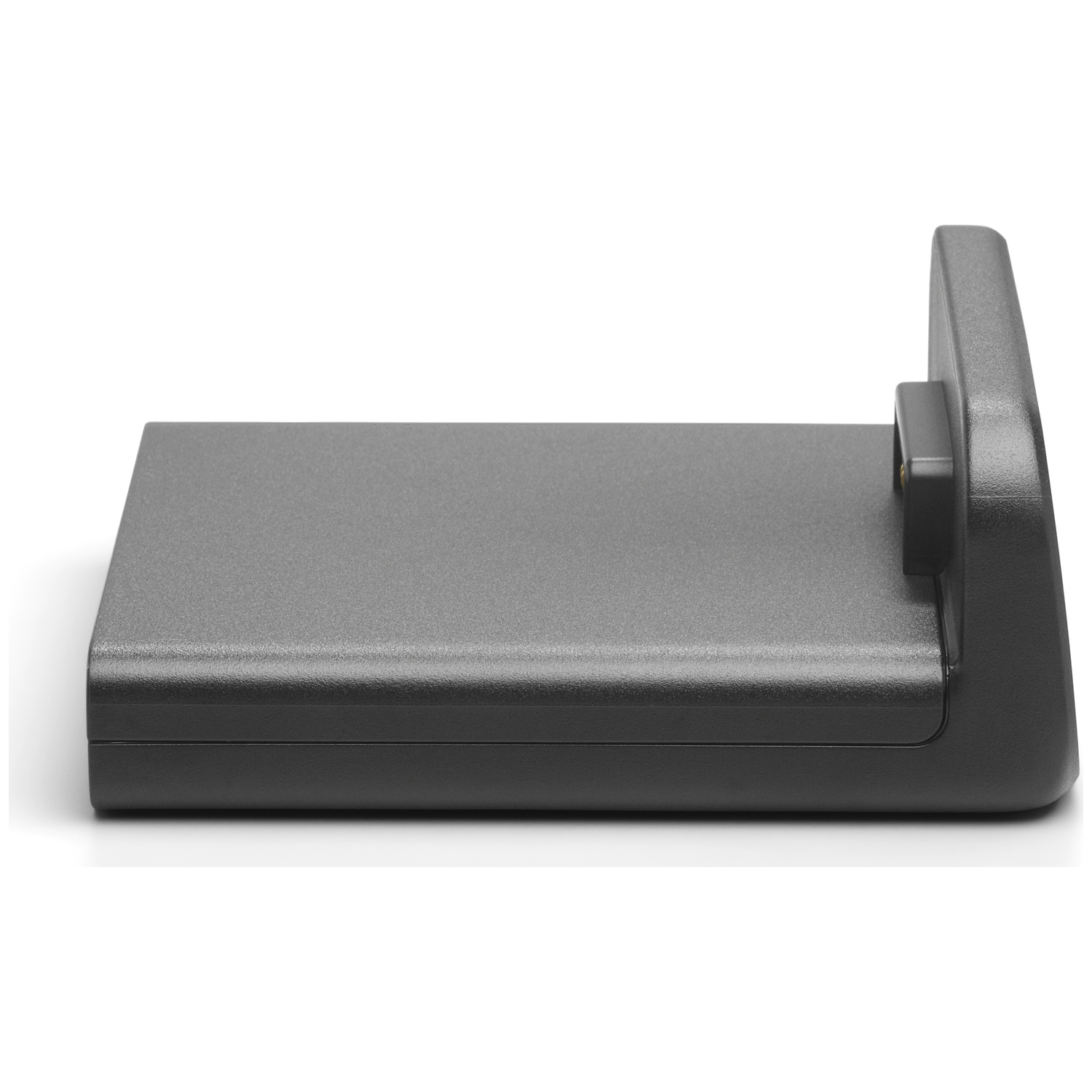 Een donkergrijs, rechthoekig apparaat op een witte achtergrond. Het heeft een verhoogde achterkant en een kleine connector.