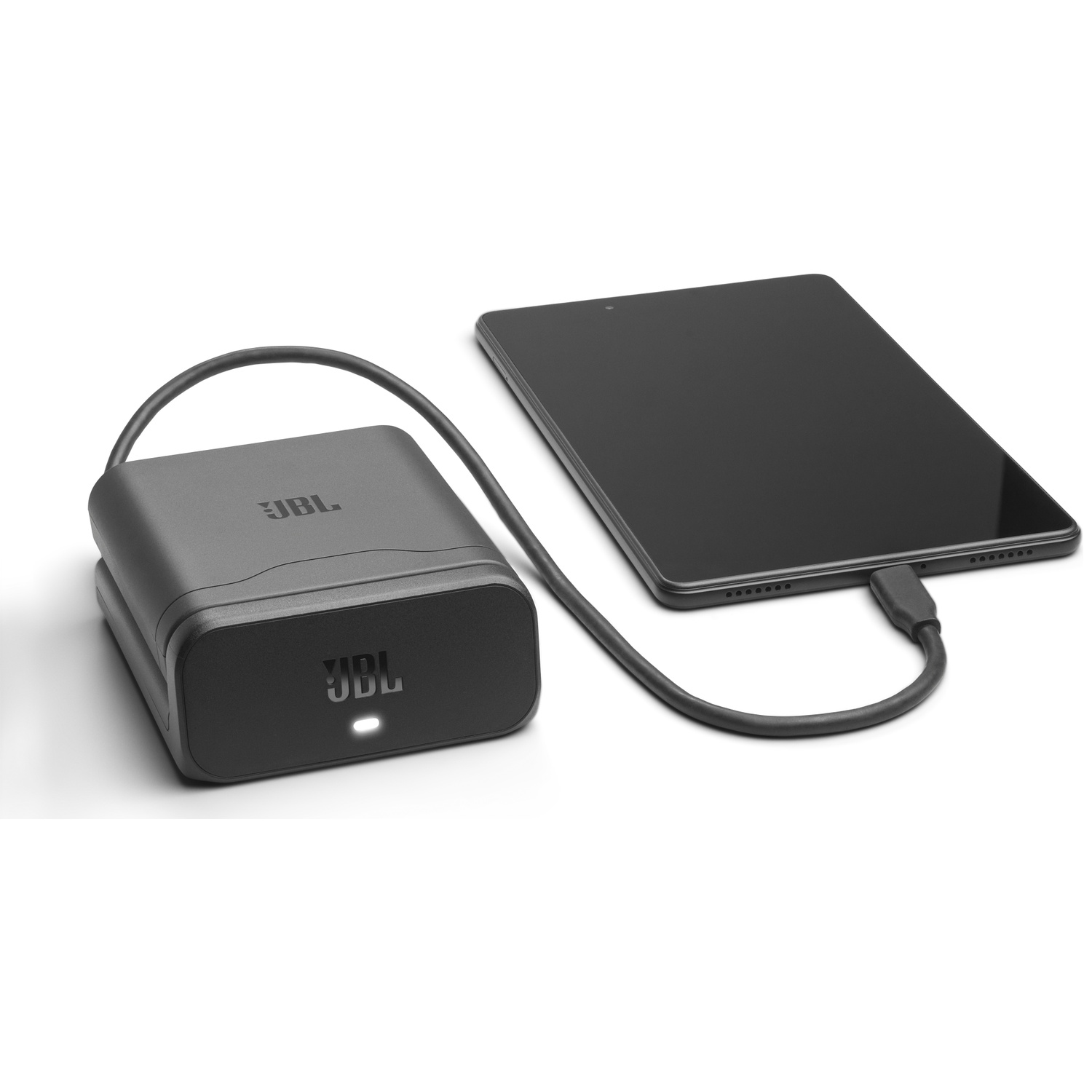 Een zwarte JBL powerbank is via een kabel verbonden met een zwarte tablet. De achtergrond is wit.