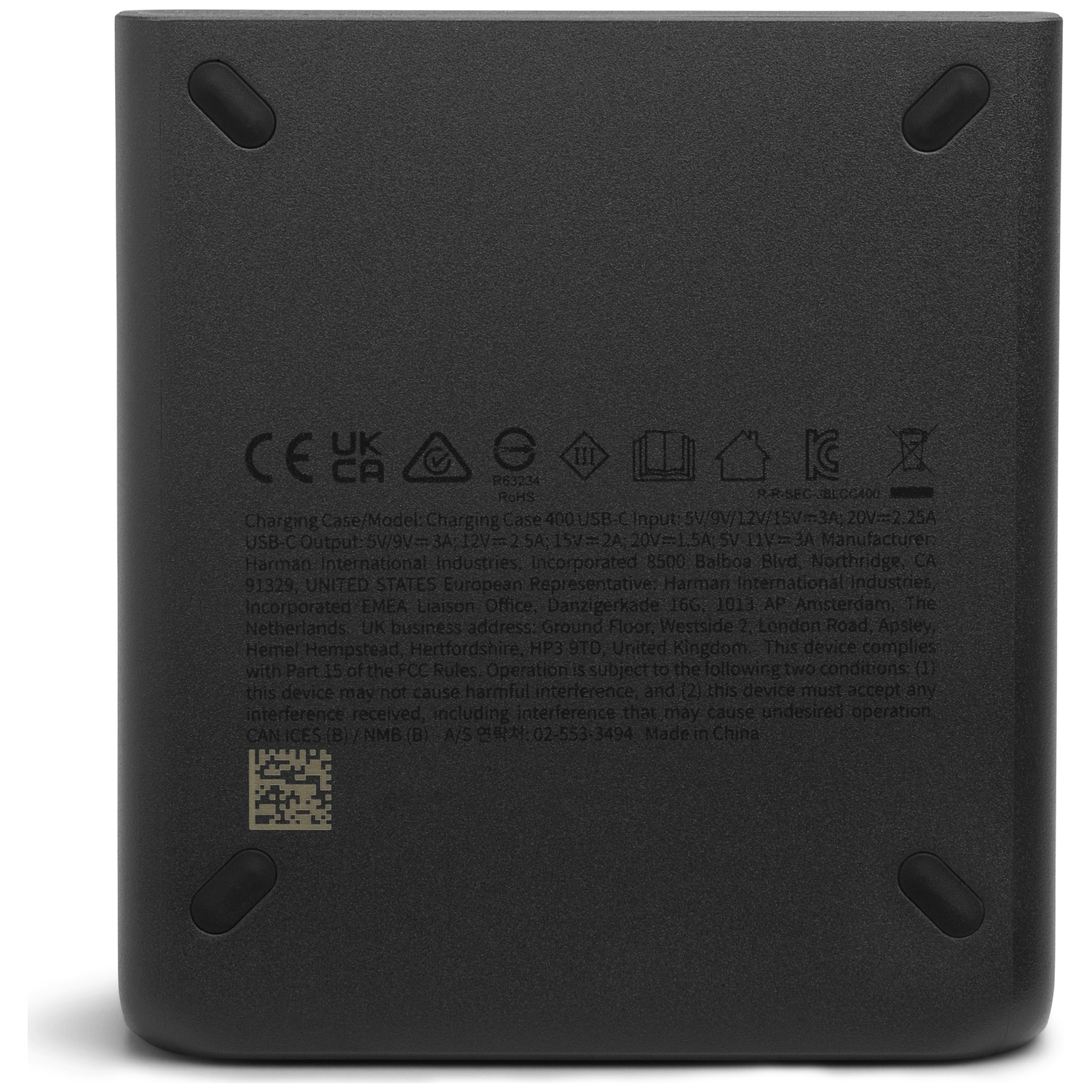 Zwarte oplaadcase met reguleringssymbolen en tekstdetails. Inclusief USB-C specificaties en fabrikant informatie.