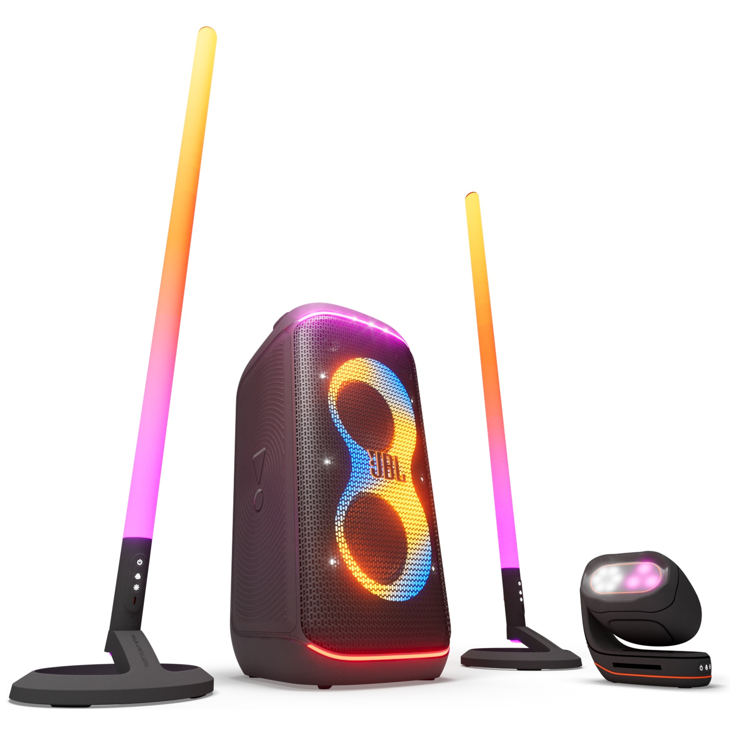 Een JBL-luidspreker met levendige lichten, geflankeerd door twee lichtmasten en een klein licht. Alles op een witte achtergrond.