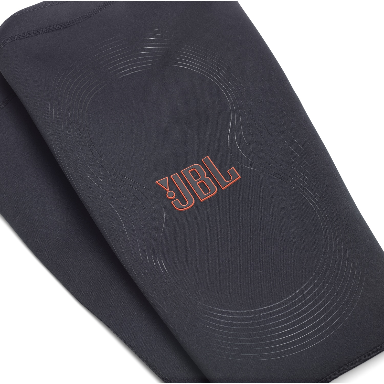 Zwart neopreen product met oranje "JBL" logo. Het heeft gebogen lijnen en is opgevouwen. Witte achtergrond.