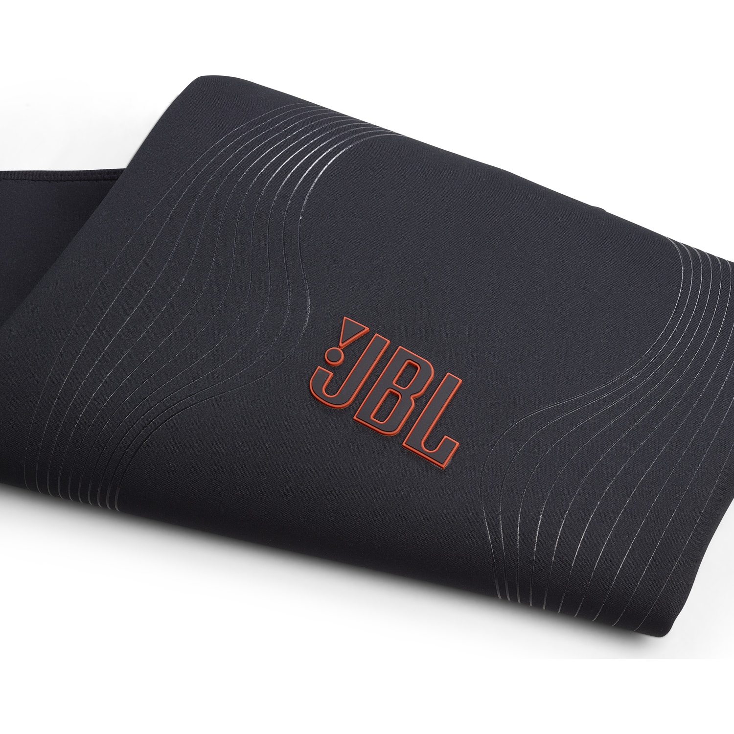Een zwarte mat met oranje JBL-logo en gebogen lijnen. De mat is gedeeltelijk opgerold, met de onderkant en een witte achtergrond.