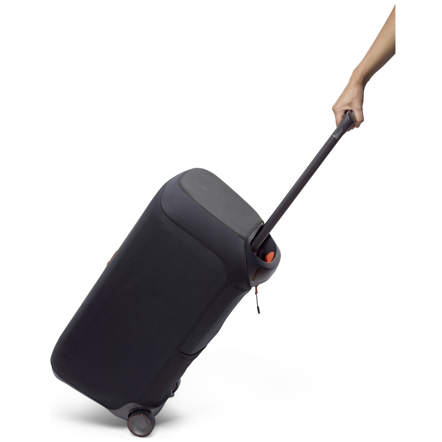 Een zwarte koffer met een uitschuifbare handgreep wordt door een hand vastgehouden. De koffer staat op wielen, op een witte achtergrond.