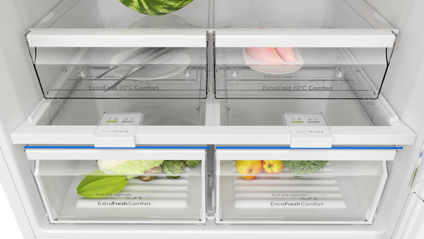 Çekmeceli bir buzdolabının içinde: balık, et ve sebzeler görülüyor. Etiketlerde 'ExtraCold' ve 'ExtraFresh Comfort' yazıyor.