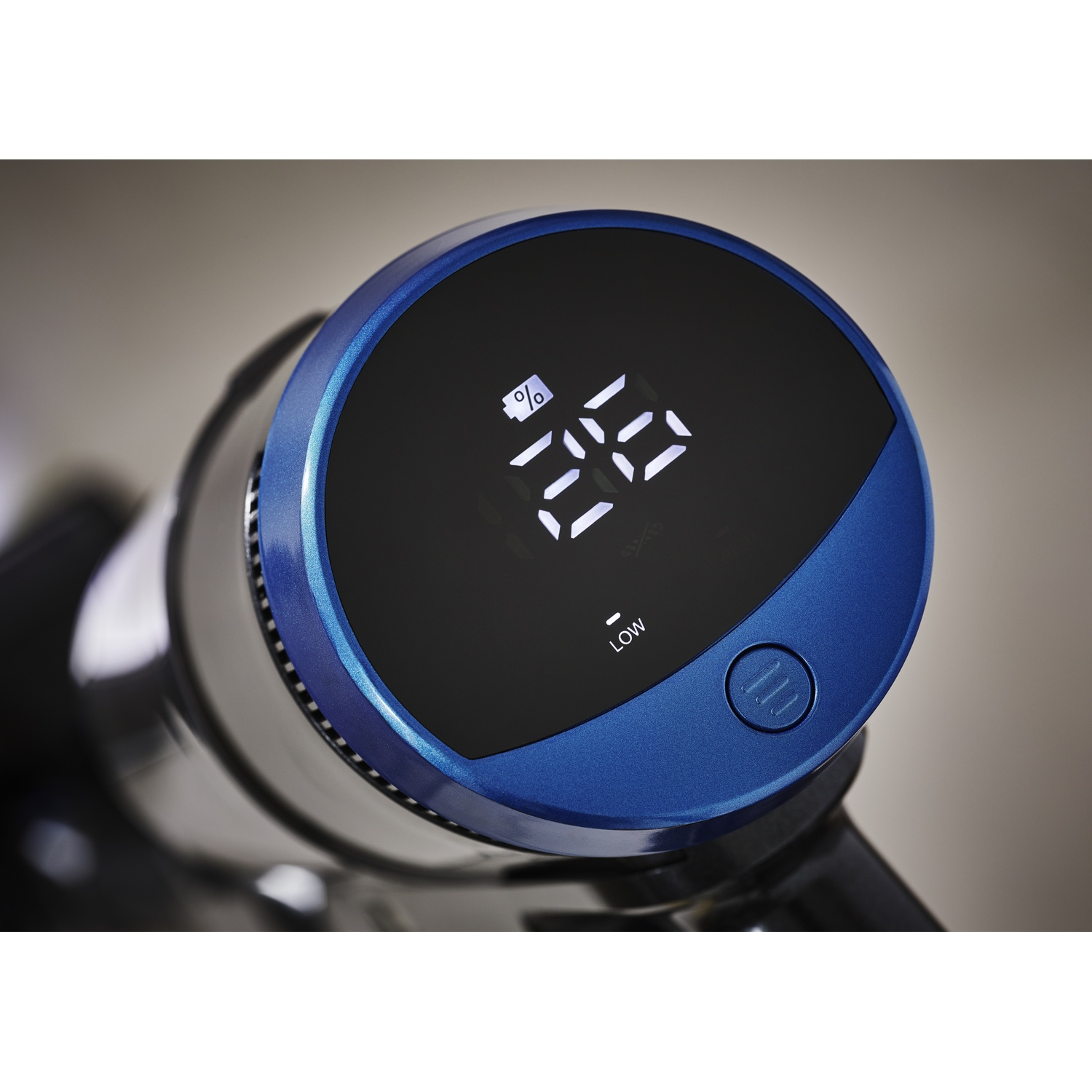 Primo piano del display di un aspirapolvere. Mostra un livello batteria del 28% su uno schermo blu e nero. Un pulsante e 'LOW' sono visibili.