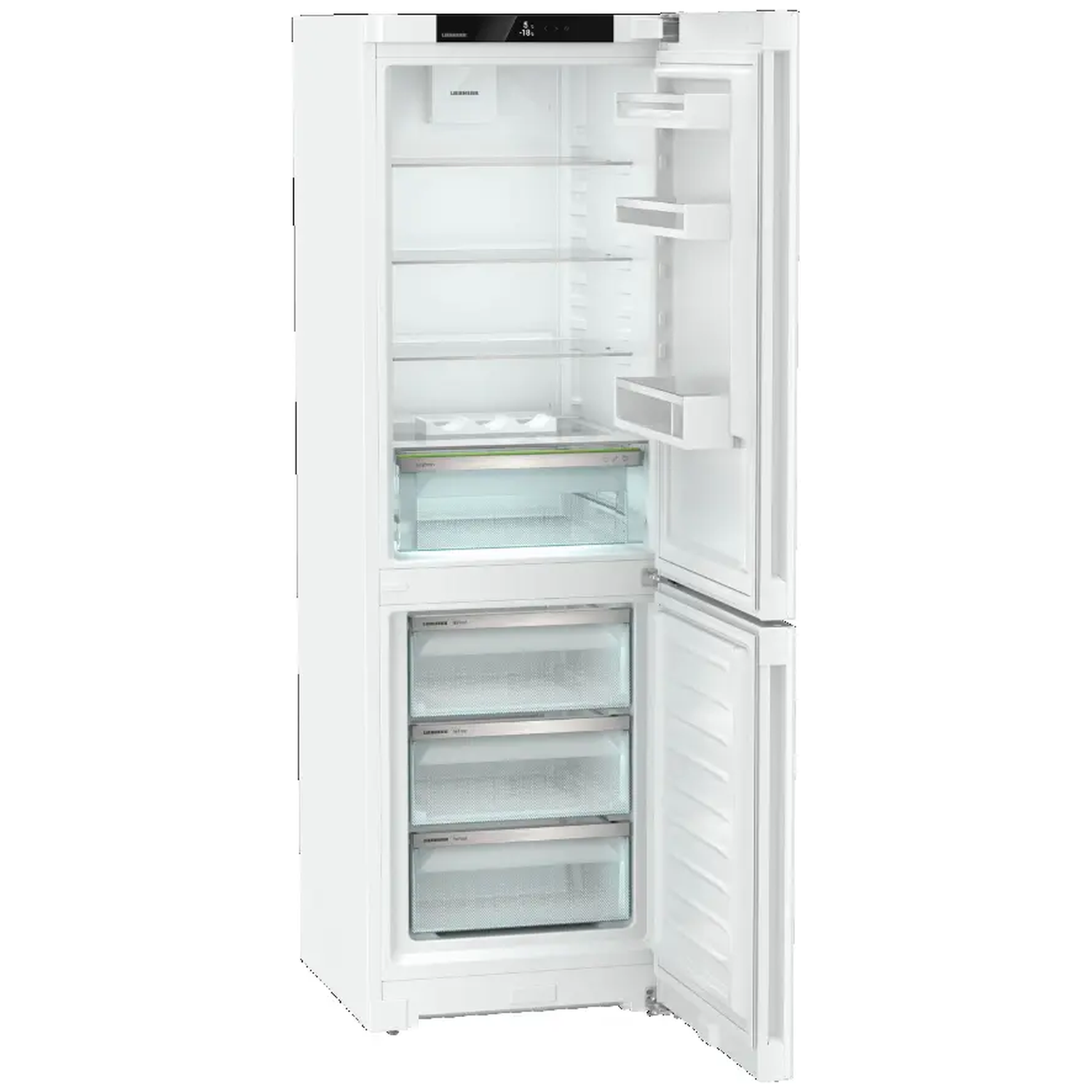 Een witte koelkast met open deuren. Het bovenste gedeelte heeft planken, het onderste heeft laden. Binnenverlichting is aan.