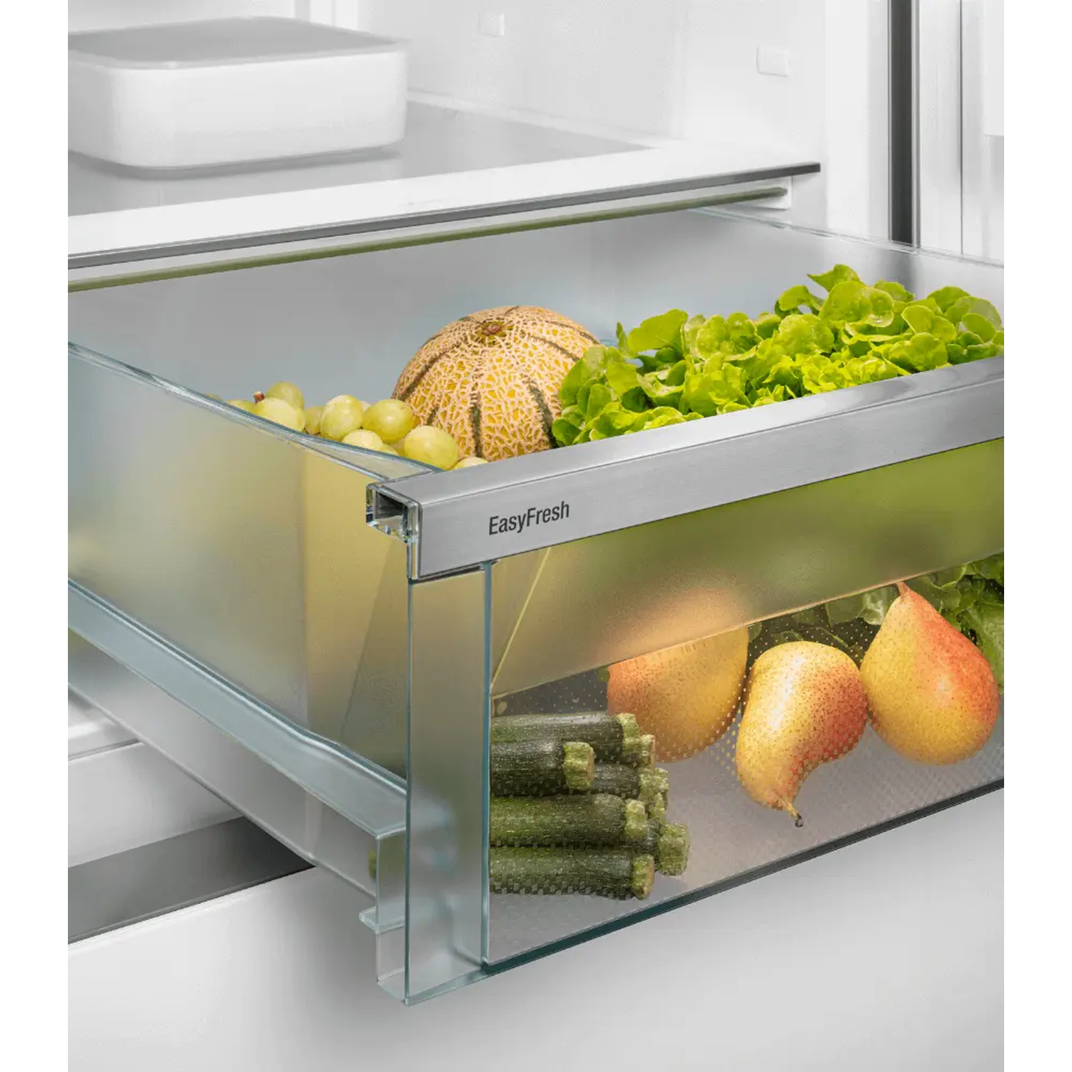 Koelkastlade met meloen, sla, druiven, courgette en peren. De lade is voorzien van het label EasyFresh.