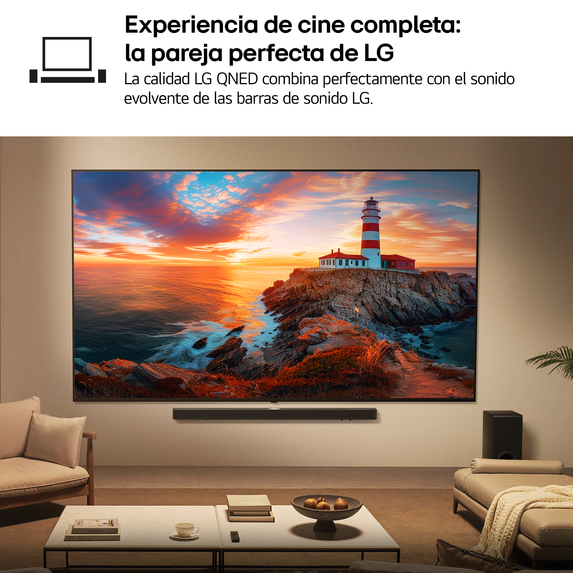 Un televisor grande muestra una escena de faro. Una barra de sonido está debajo. En la habitación hay una mesa de centro, un sofá y un subwoofer.