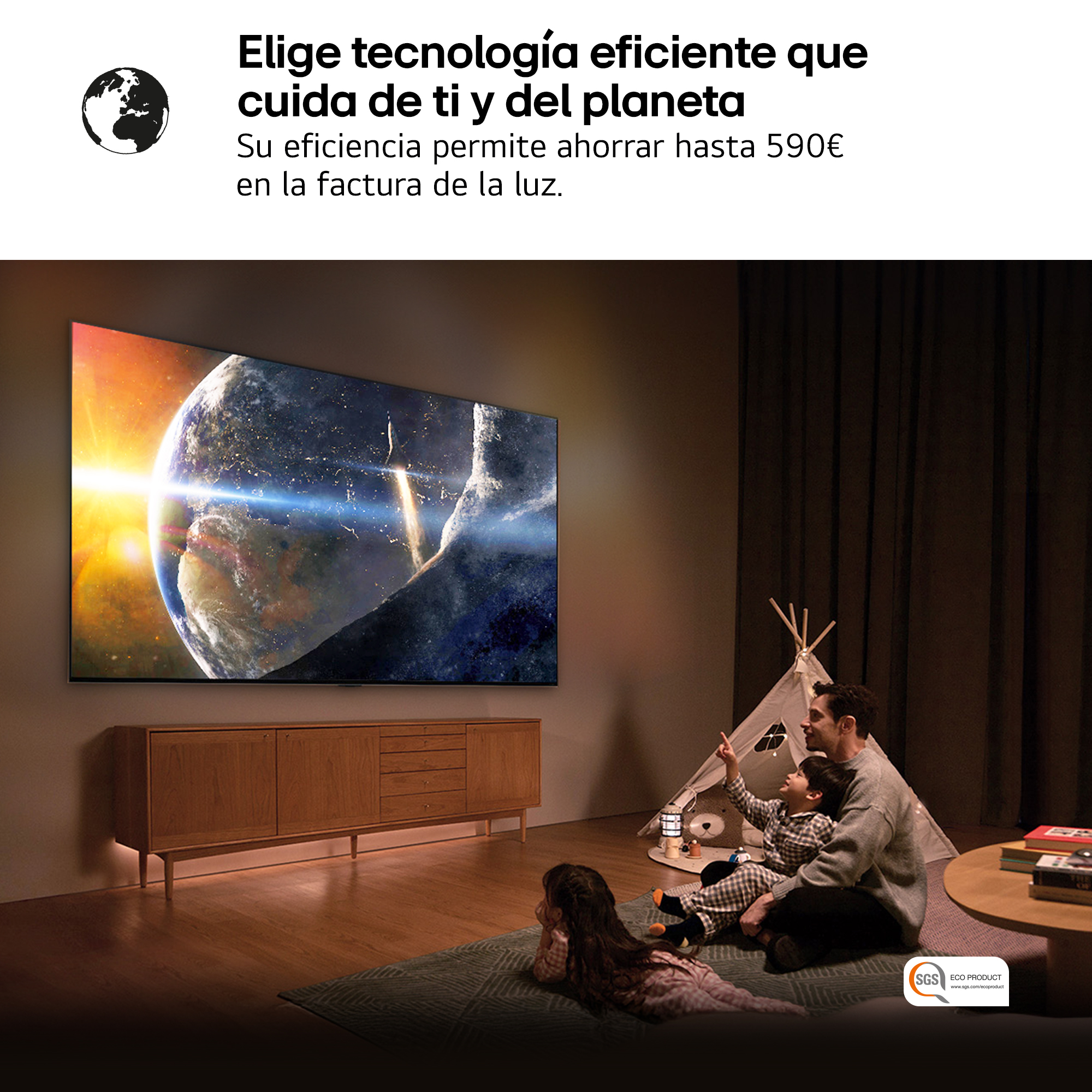 Una familia mira la televisión con una imagen de la Tierra. Un padre señala hacia arriba con dos niños. Una niña está en el suelo.