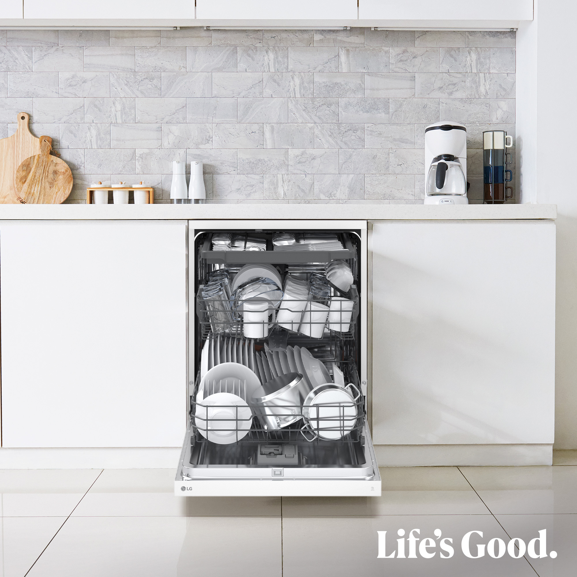 Un lavavajillas abierto, cargado de platos en una cocina blanca moderna. El texto dice: 'Life's Good'.