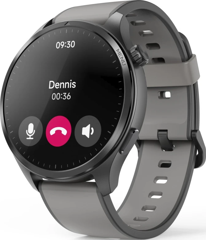 Eine Smartwatch zeigt einen Anruf von 'Dennis' an. Der Bildschirm zeigt Zeit, eine rote Anruftaste, ein Mikrofonsymbol und ein Lautsprechersymbol.