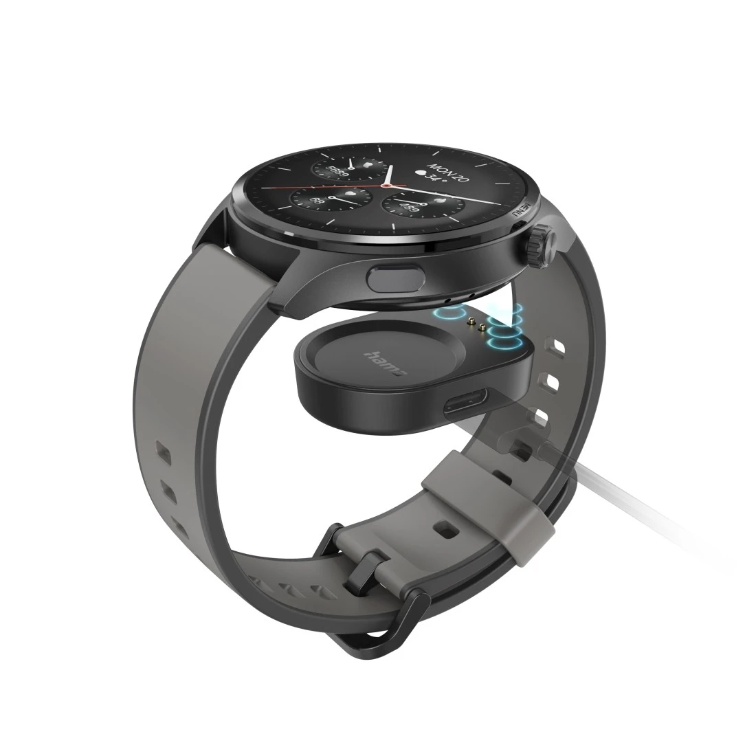 Eine Smartwatch mit grauem Armband wird geladen. Das Ladegerät ist schwarz und trägt den Markennamen 'hama'. Die Uhr zeigt das Datum an.
