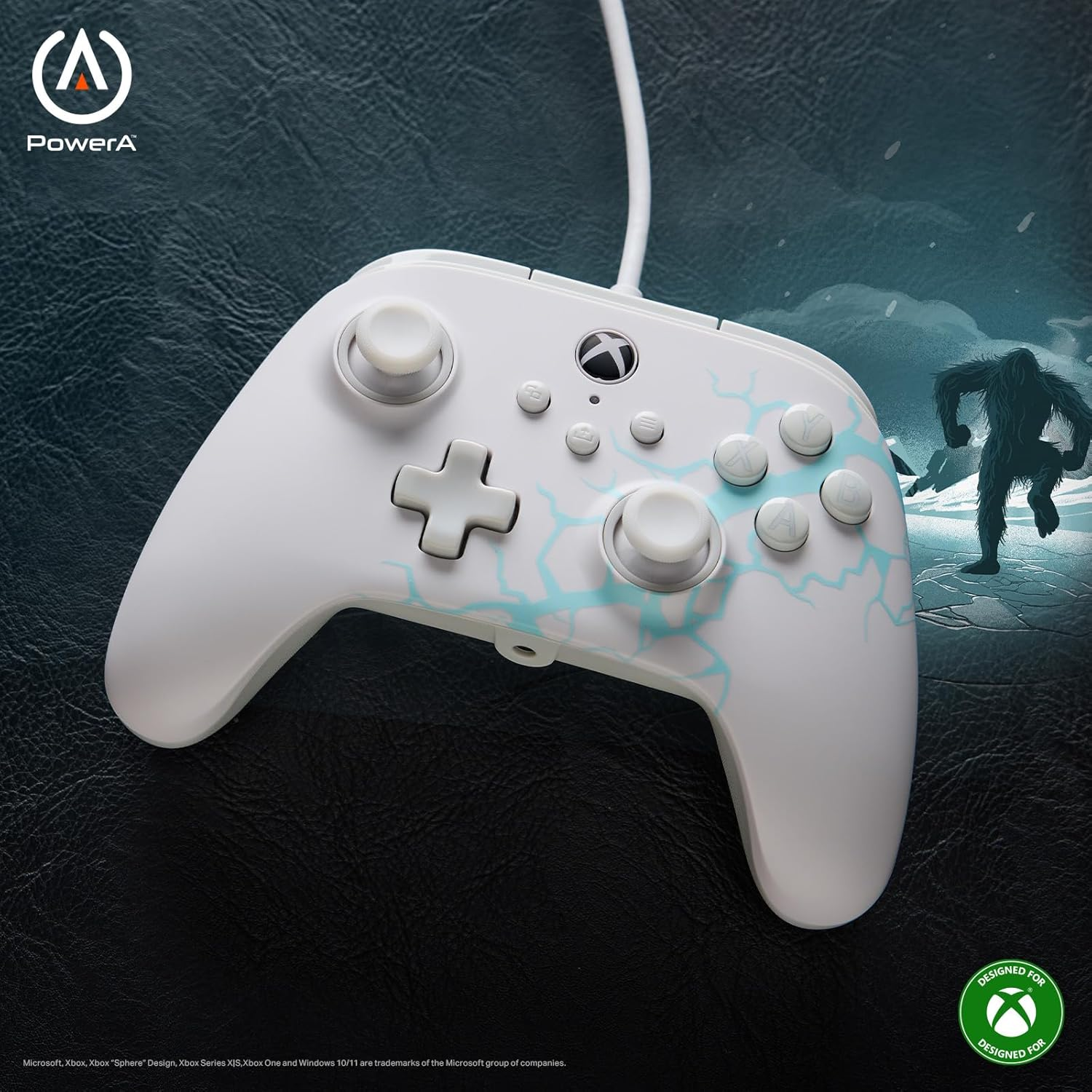Weißer PowerA Xbox-Controller mit blauem Blitzdesign. Eine Bigfoot-Illustration befindet sich im Hintergrund, darunter eine schwarze strukturierte Oberfläche.