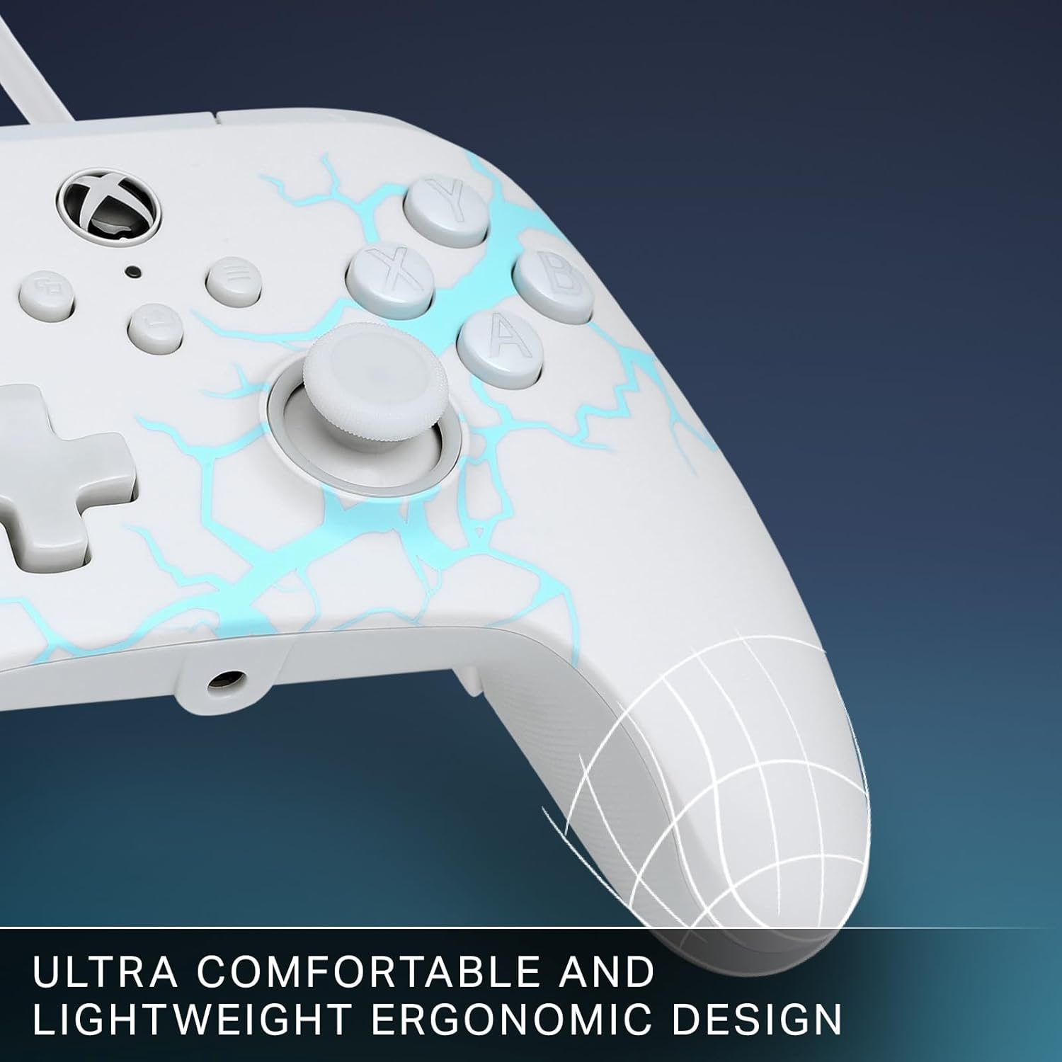 Weißer Xbox-Controller mit Blitzdesign, Knöpfen und Joystick. Text: 'Ultra komfortables und leichtes ergonomisches Design'.