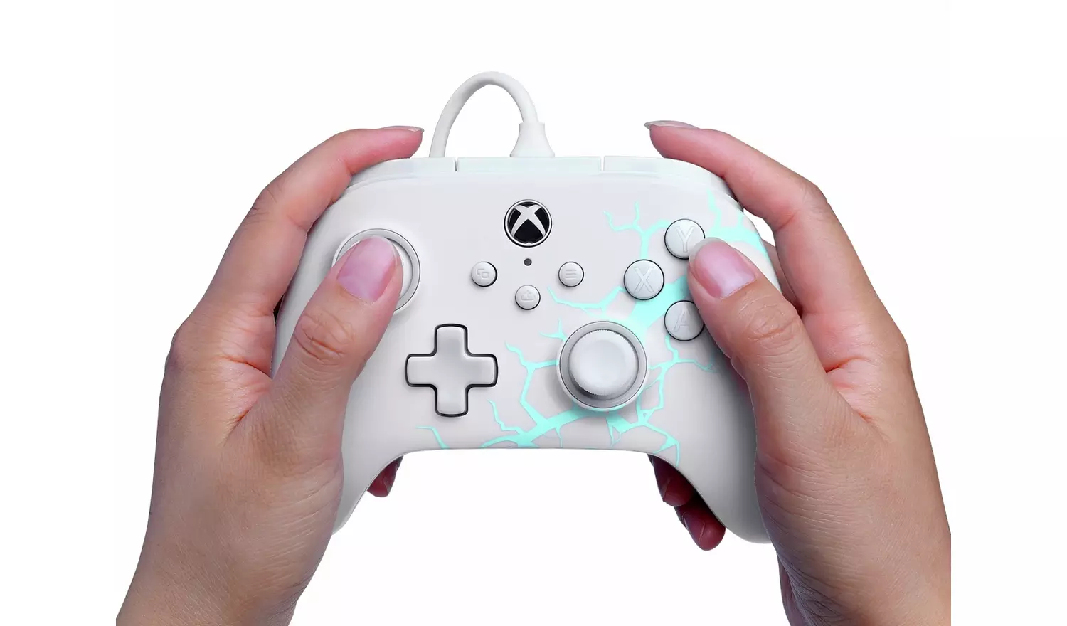 Hände halten einen weißen Xbox-Controller mit blauem Blitzdesign. Knöpfe sind sichtbar.