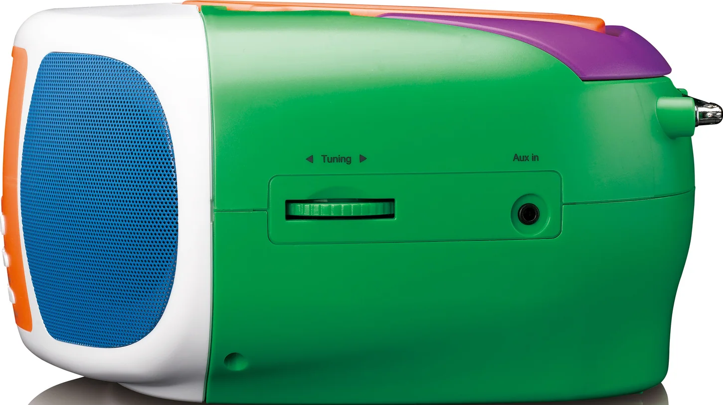 Une radio colorée. Elle est verte, blanche, orange et violette. Elle a un haut-parleur bleu, une molette de réglage et une entrée auxiliaire.