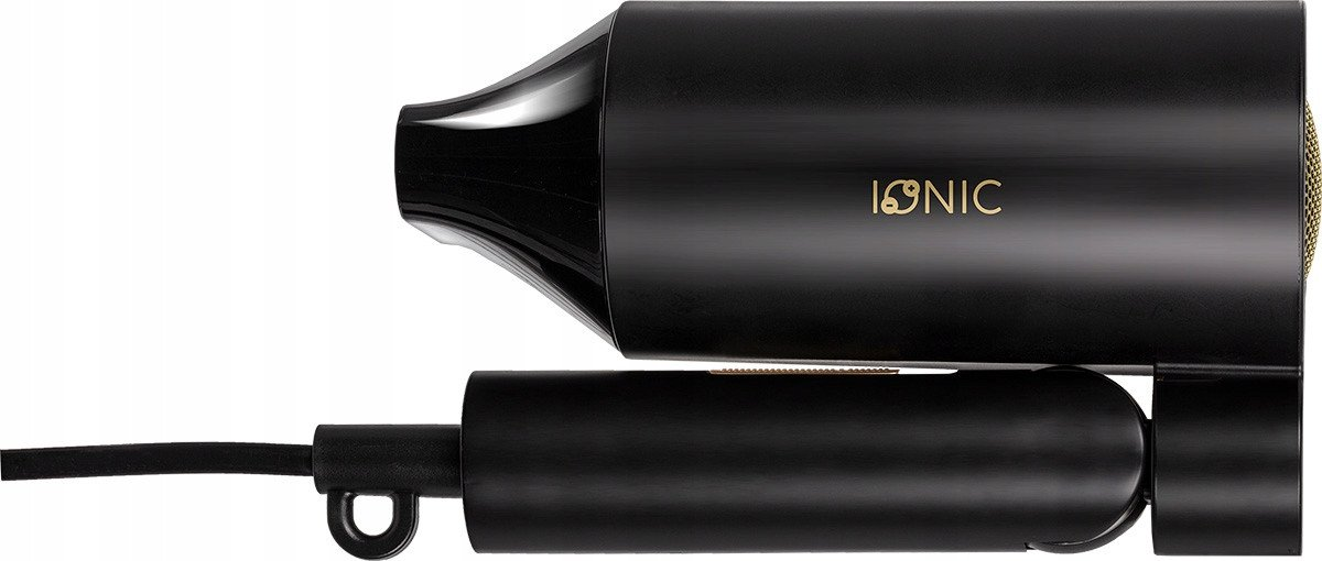 Czarna suszarka do włosów ze złotym napisem "IONIC". Ma długi uchwyt i dyszę.