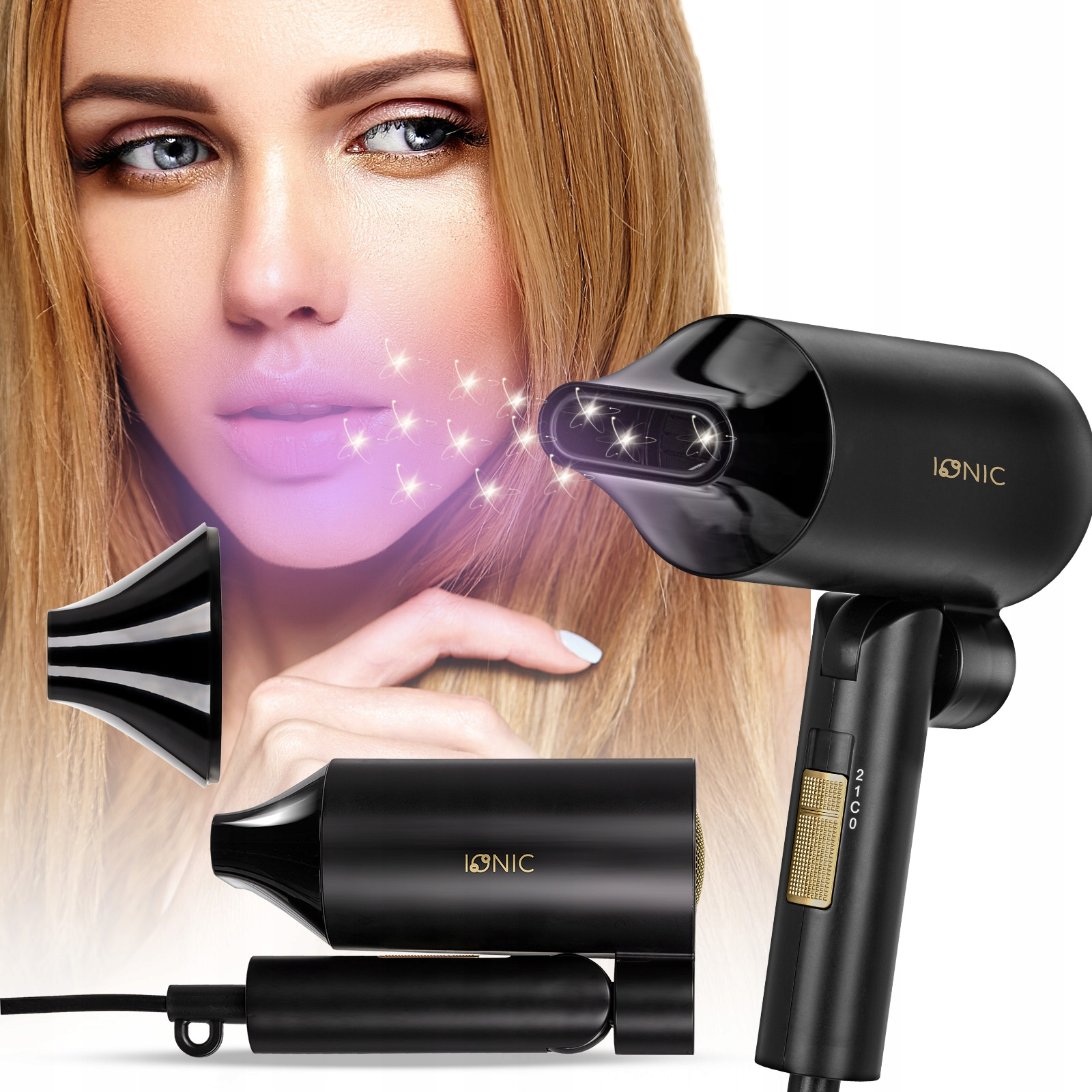 Kobieta z blond włosami i czarną suszarką do włosów. Suszarka emituje jasne światło w kierunku twarzy kobiety.