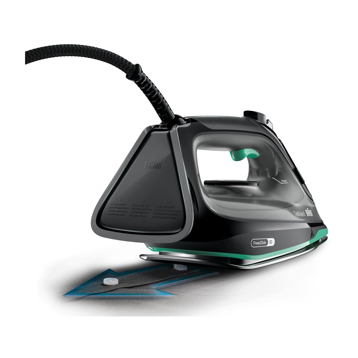 Un ferro da stiro Braun nero e verde con un cavo nero. È su una superficie bianca con un dettaglio in tessuto blu e grigio.