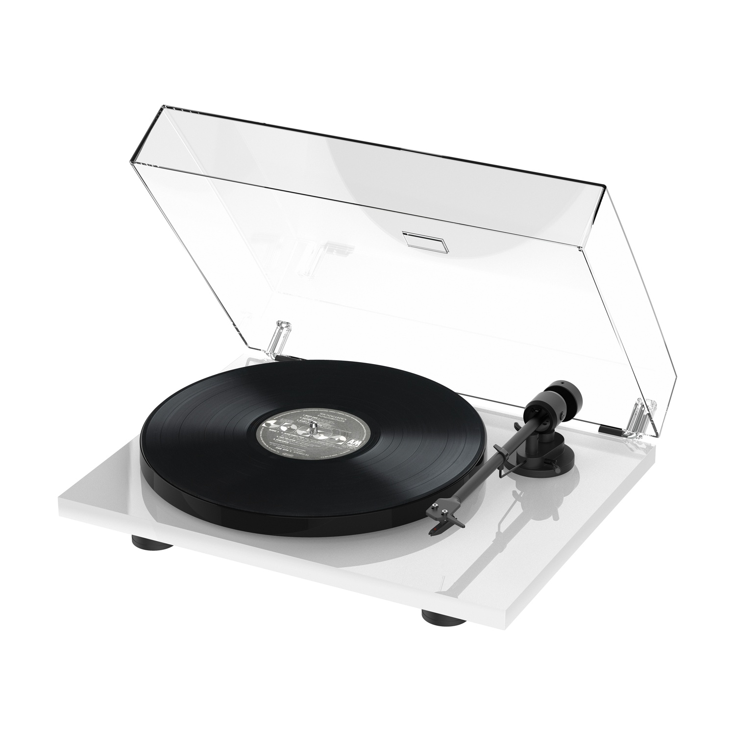 Un giradischi bianco con un disco in vinile nero. Ha un coperchio di plastica trasparente e un braccio nero.