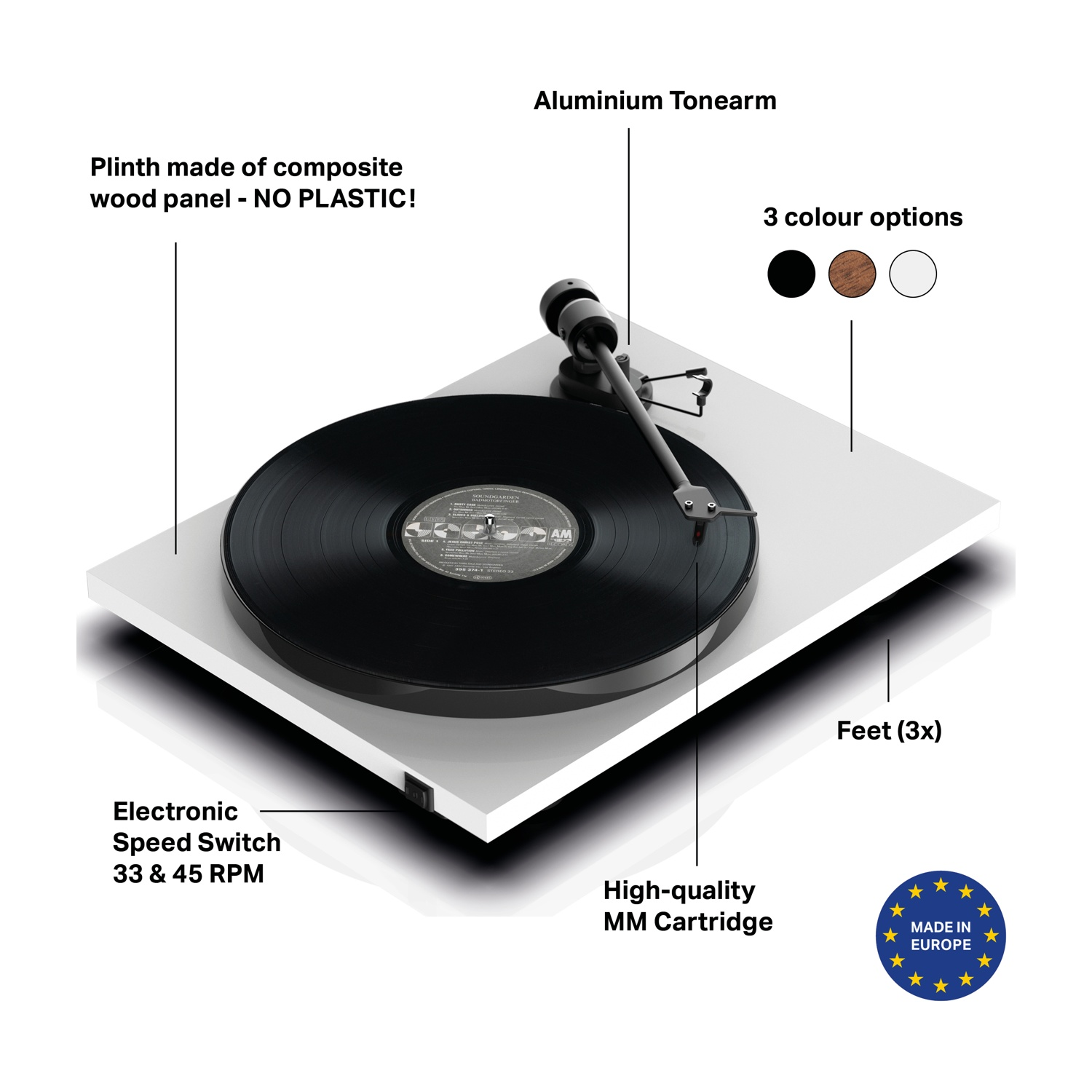 Un giradischi bianco con un disco nero in riproduzione. Include un braccio in alluminio, 3 opzioni di colore e un logo 'Made in Europe'.