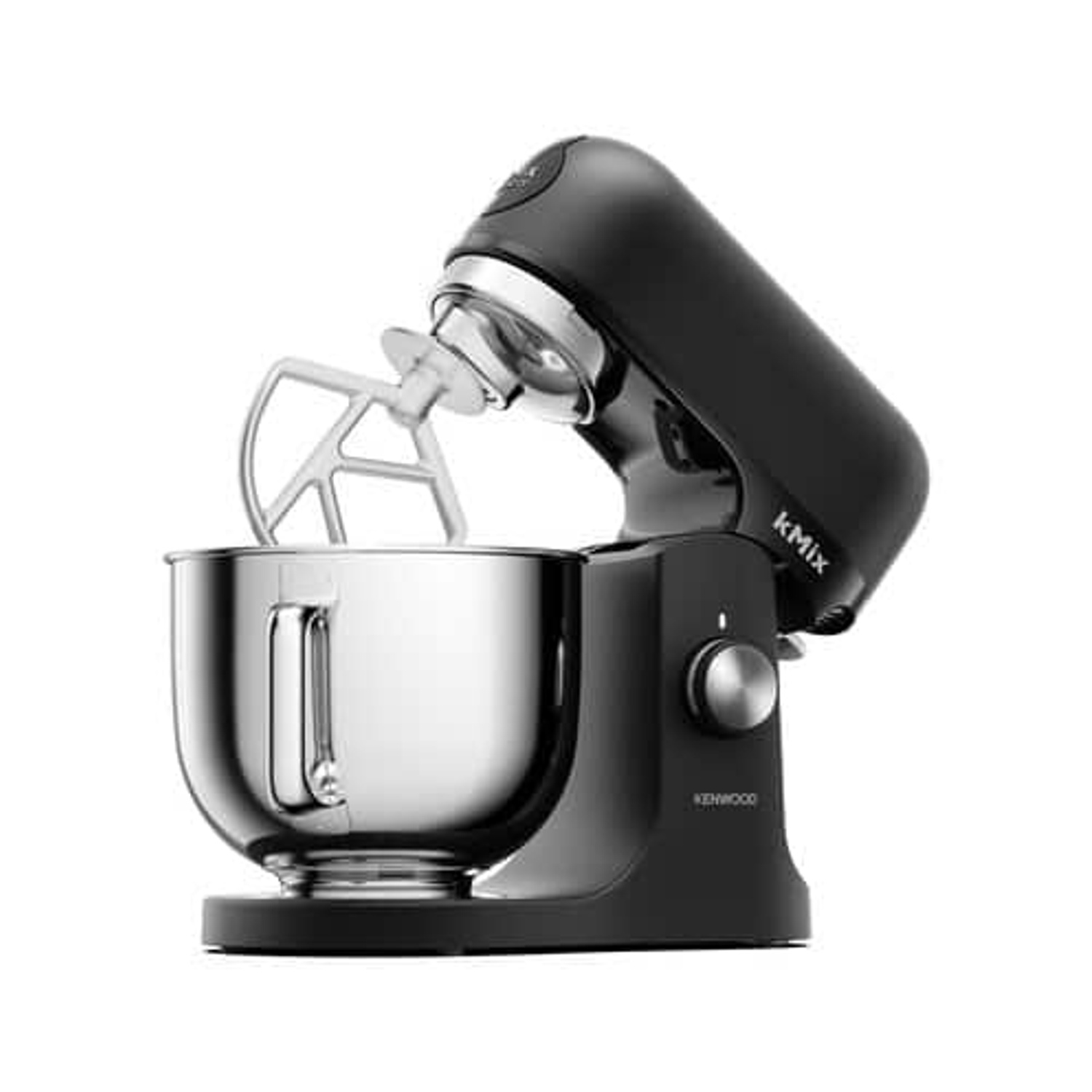 Un robot da cucina Kmix nero su sfondo bianco. Ha una ciotola d'argento e un accessorio sbattitore bianco.