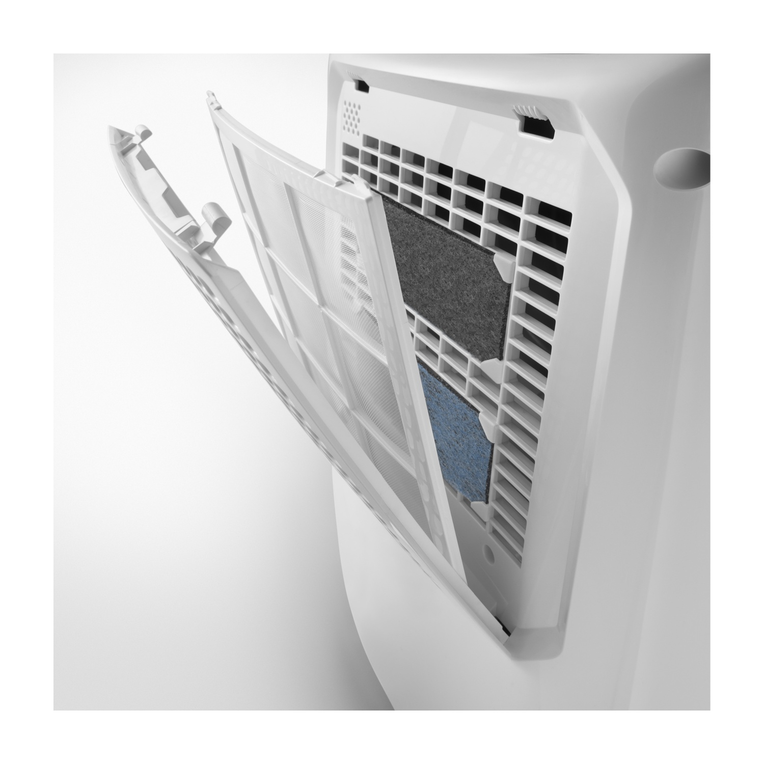 Purificatore d'aria bianco con sportello filtro aperto. All'interno, un filtro grigio, uno nero e uno blu sono visibili.