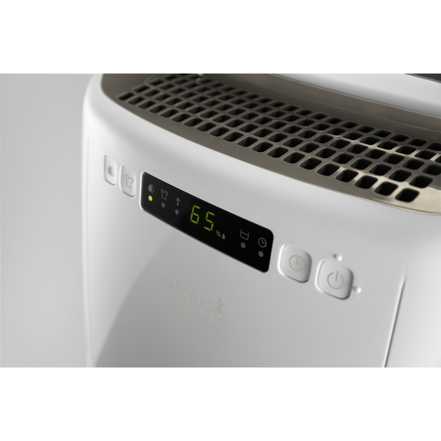 Un deumidificatore bianco con display digitale che mostra '65%'. Ha pulsanti di controllo e una griglia di ventilazione.