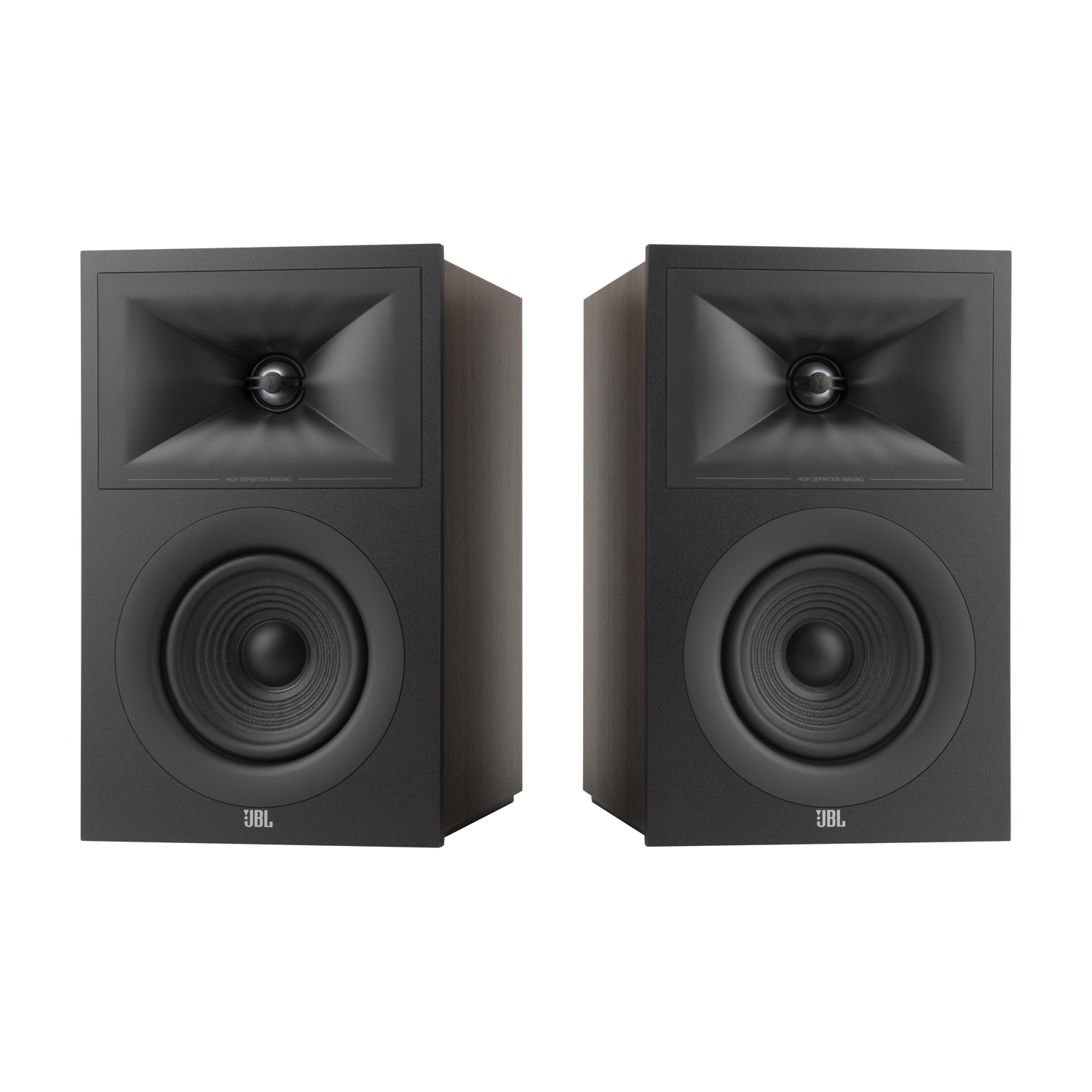 Due altoparlanti JBL neri. Ognuno ha un tweeter a tromba e un woofer. I cabinet sono in legno scuro. Lo sfondo è bianco.