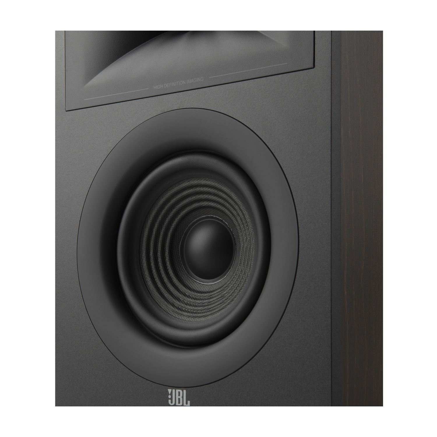 Primo piano di un altoparlante JBL nero. Ha un grande altoparlante centrale, una cupola centrale più piccola e il logo JBL in basso.