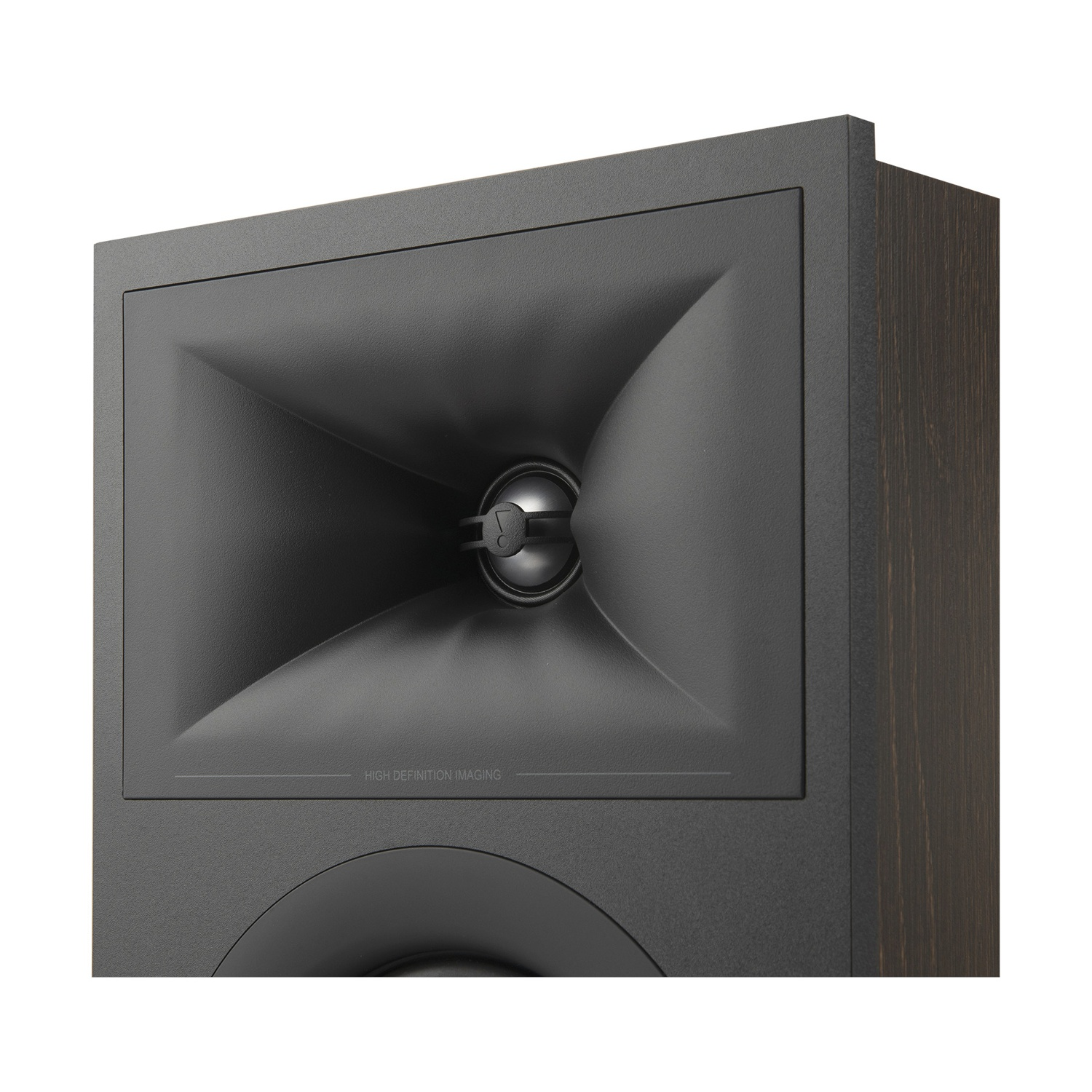 Primo piano di un altoparlante. Parte anteriore grigio scuro con elemento a forma di tromba e altoparlante nero. Pannello laterale in legno.