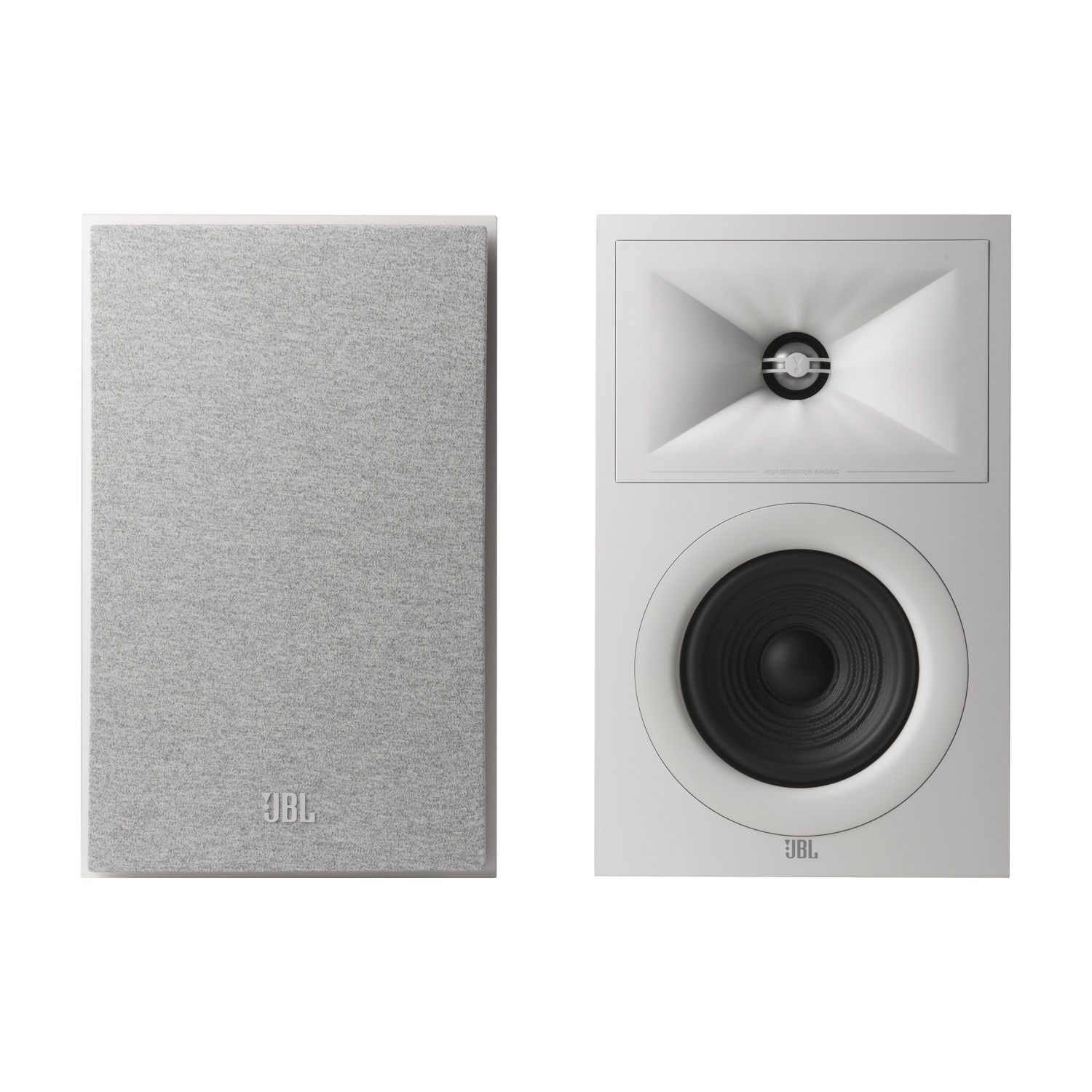 Due altoparlanti JBL bianchi. Uno ha un frontale in tessuto, l'altro ha un tweeter a tromba e un woofer nero. Entrambi hanno il logo JBL.