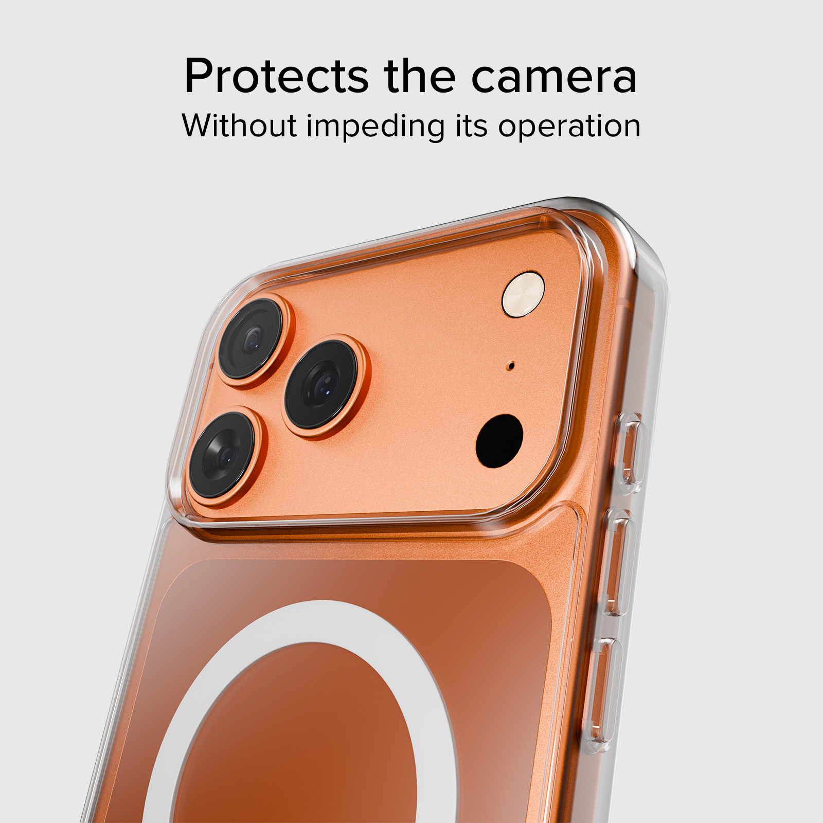 Zbliżenie telefonu z przezroczystym etui. Telefon ma trzy aparaty, lampę błyskową i przezroczyste etui ochronne.