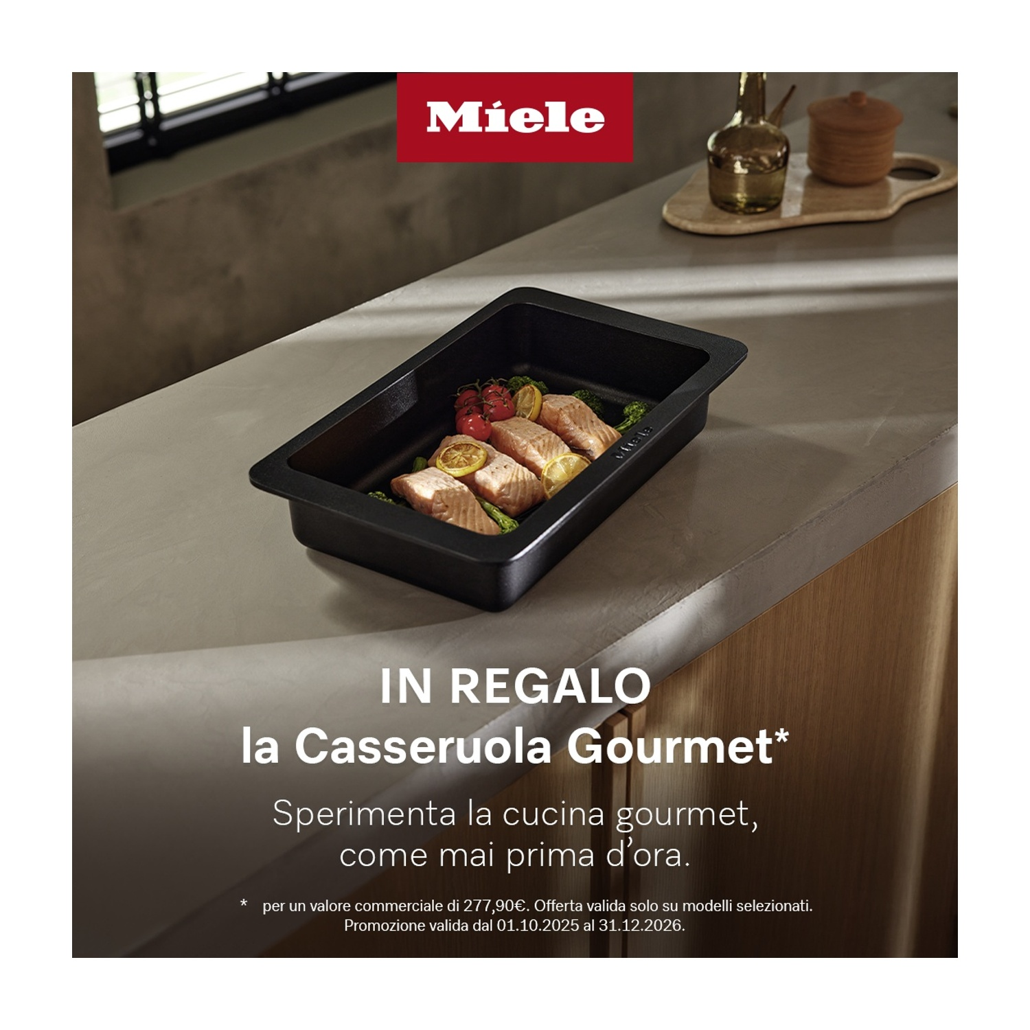 Pirofila nera con salmone, pomodori e limone su un piano di lavoro. Logo Miele in alto. Testo in italiano.