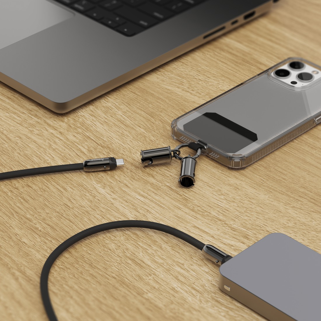 Ein Telefon in einer transparenten Hülle, ein Laptop und eine Powerbank liegen auf einer Holzoberfläche. Kabel verbinden die Geräte.