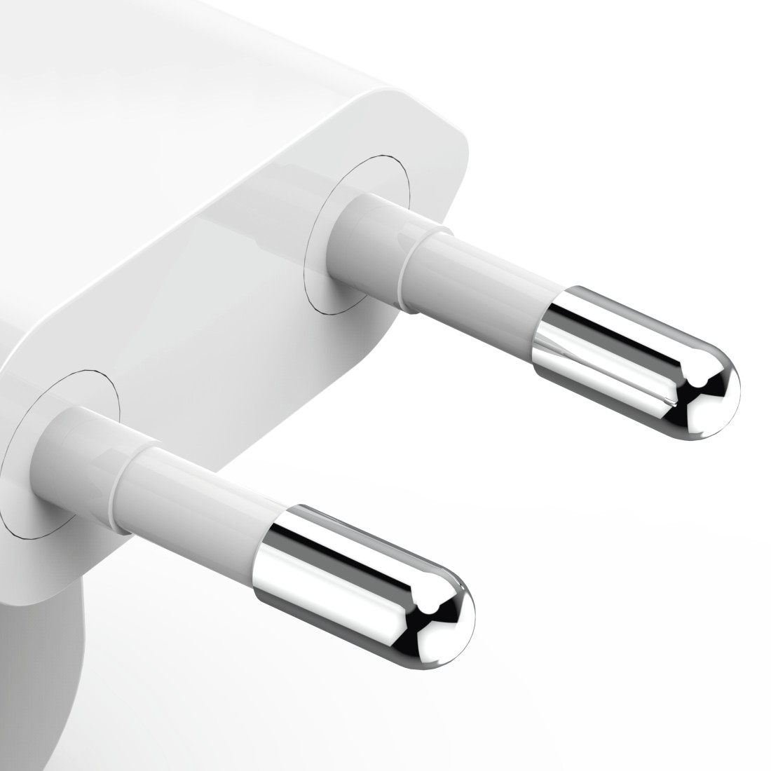 Nahaufnahme eines weißen Netzadaptersteckers mit zwei silbernen Stiften. Der Stecker befindet sich auf weißem Hintergrund.