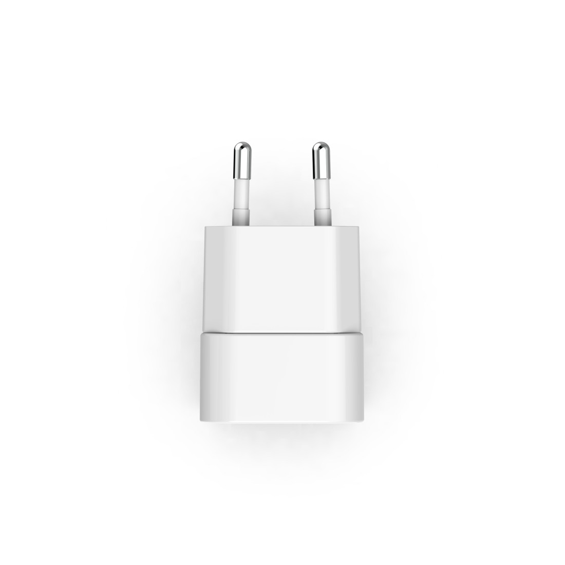Ein weißes Netzteil mit zwei silbernen Stiften auf weißem Hintergrund. Der Adapter ist rechteckig mit abgerundeten Kanten.