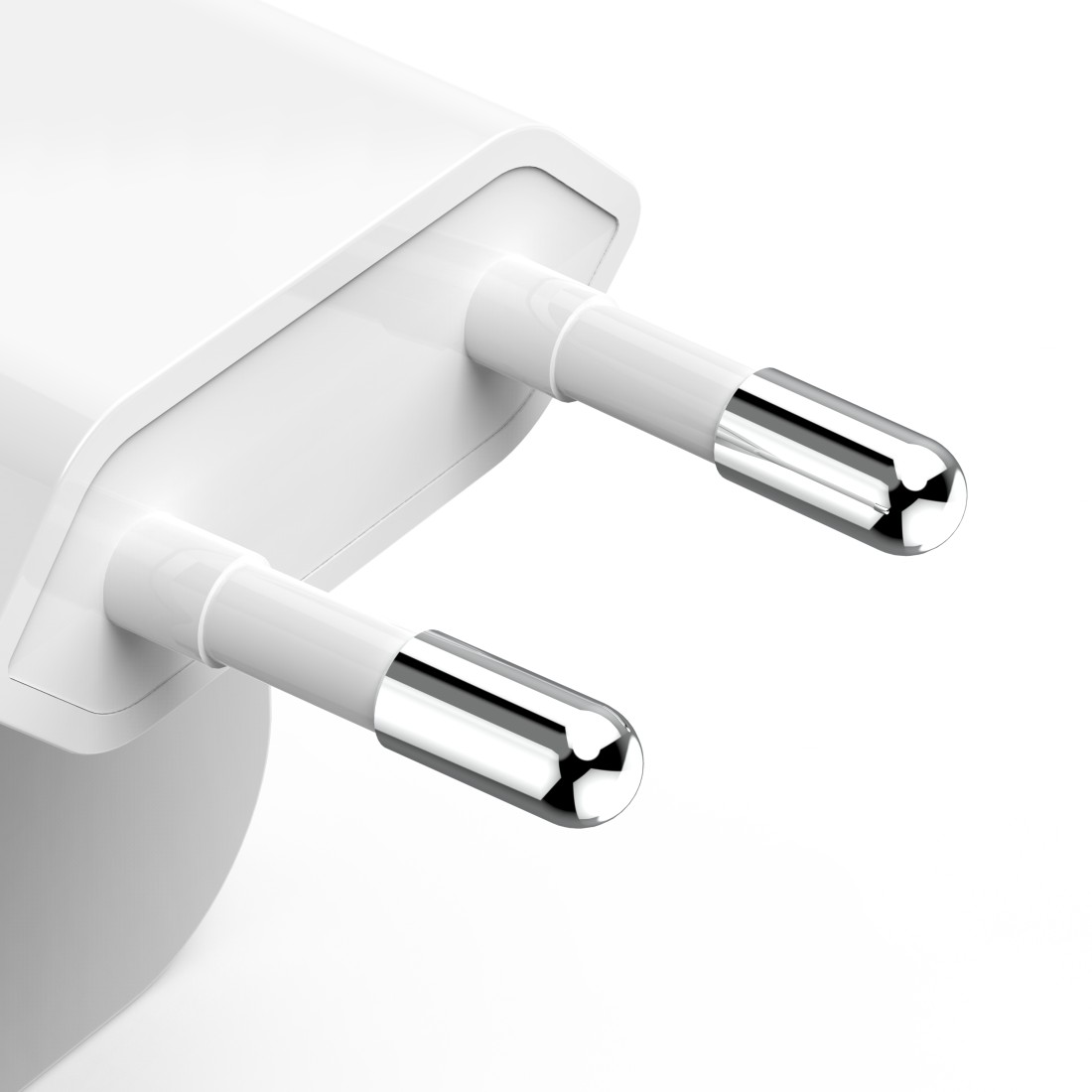 Nahaufnahme eines weißen Netzadaptersteckers mit zwei silbernen Stiften. Der Stecker befindet sich vor einem weißen Hintergrund.