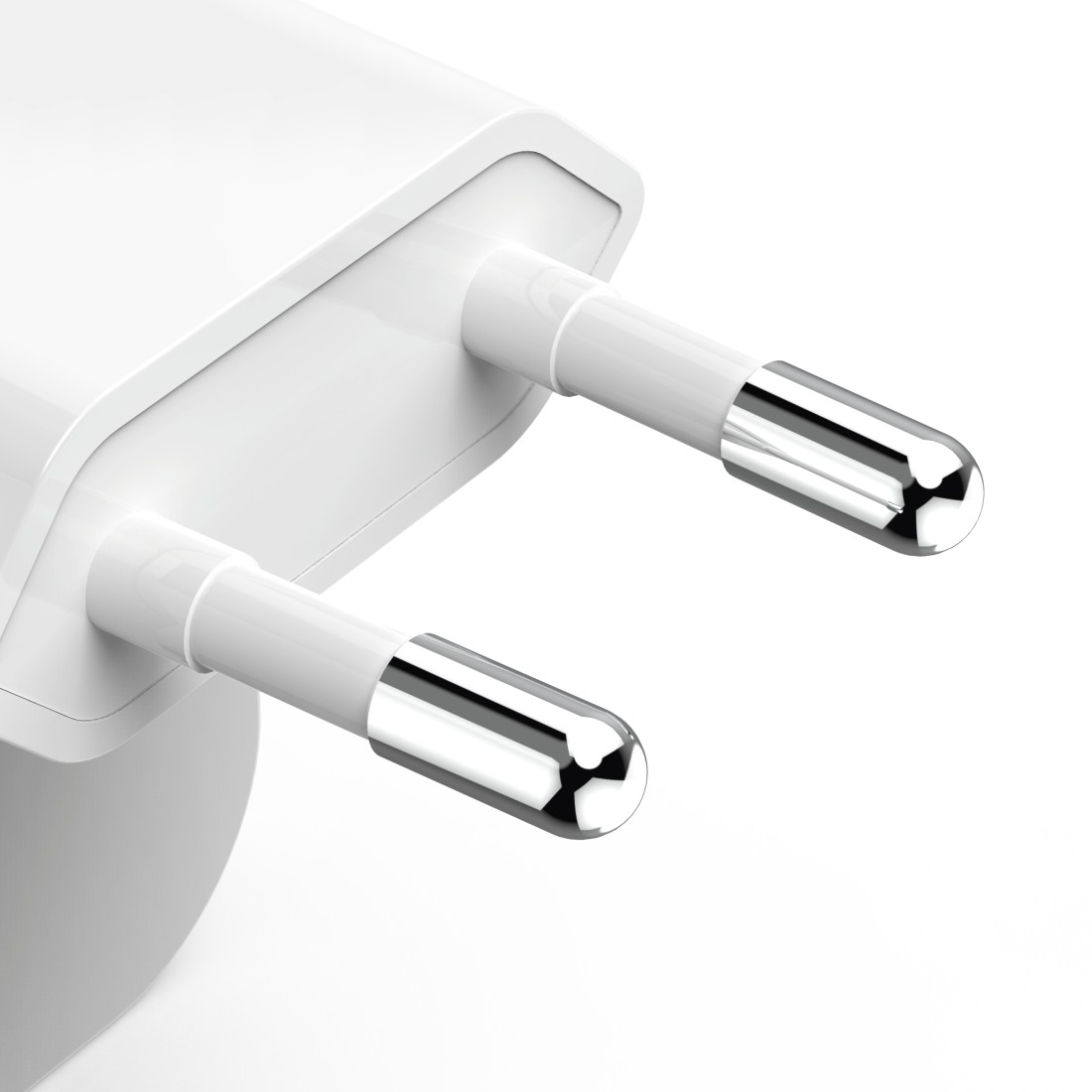Nahaufnahme eines weißen Netzadapters. Er hat zwei silberne Stifte und einen abgerundeten Körper. Der Hintergrund ist weiß.