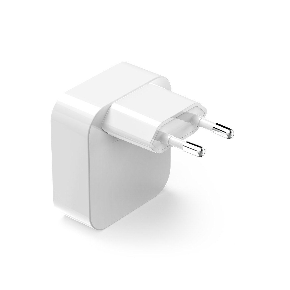 Ein weißes Netzteil mit zwei Stiften liegt auf einer weißen Oberfläche. Der Adapter ist rechteckig mit abgerundeten Kanten und glänzend.