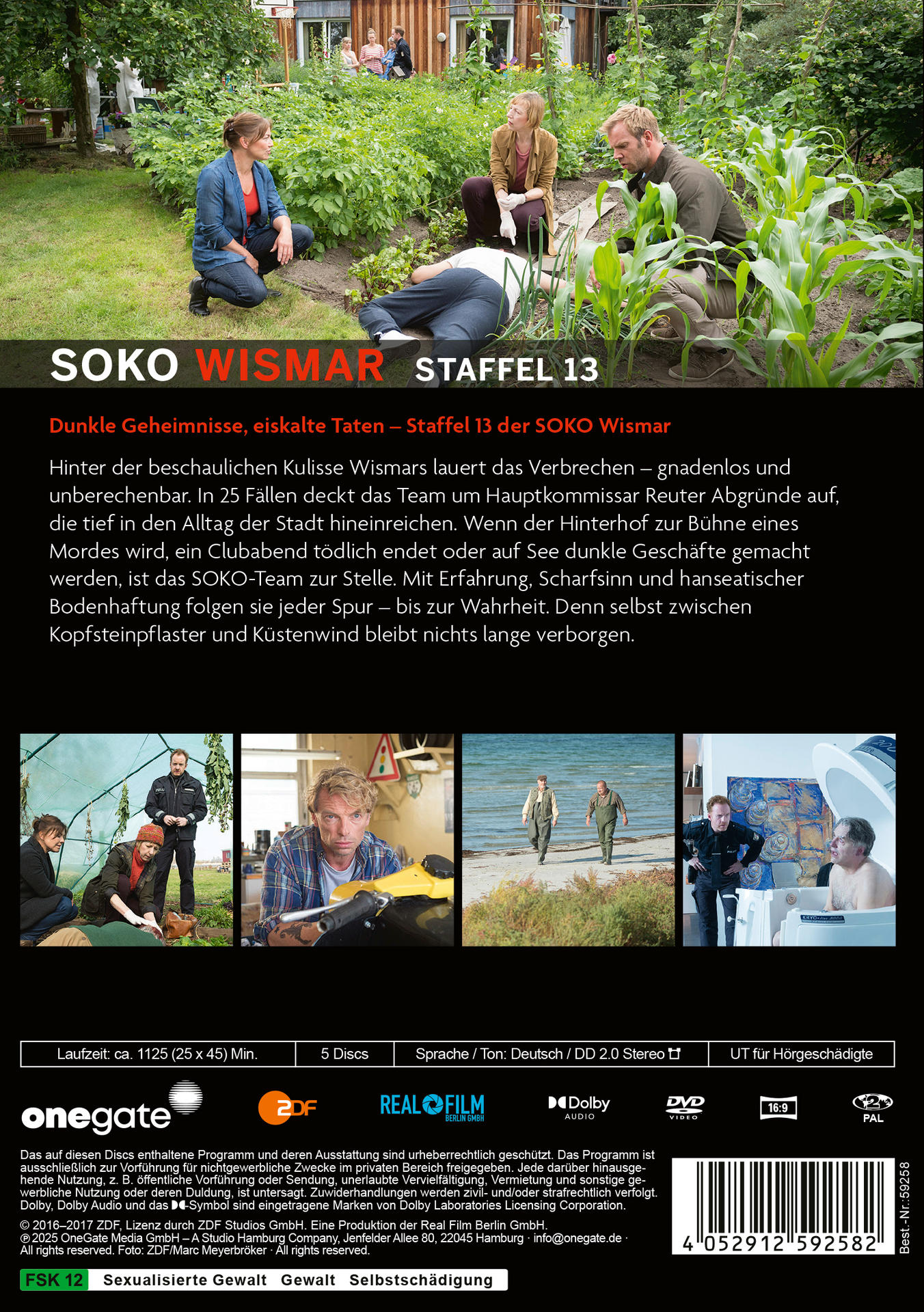 Szene aus SOKO Wismar. Schauspieler im Garten mit einer Leiche, ermittelnd. Titel oben. Ein Schauspieler liegt am Boden. Andere stehen.