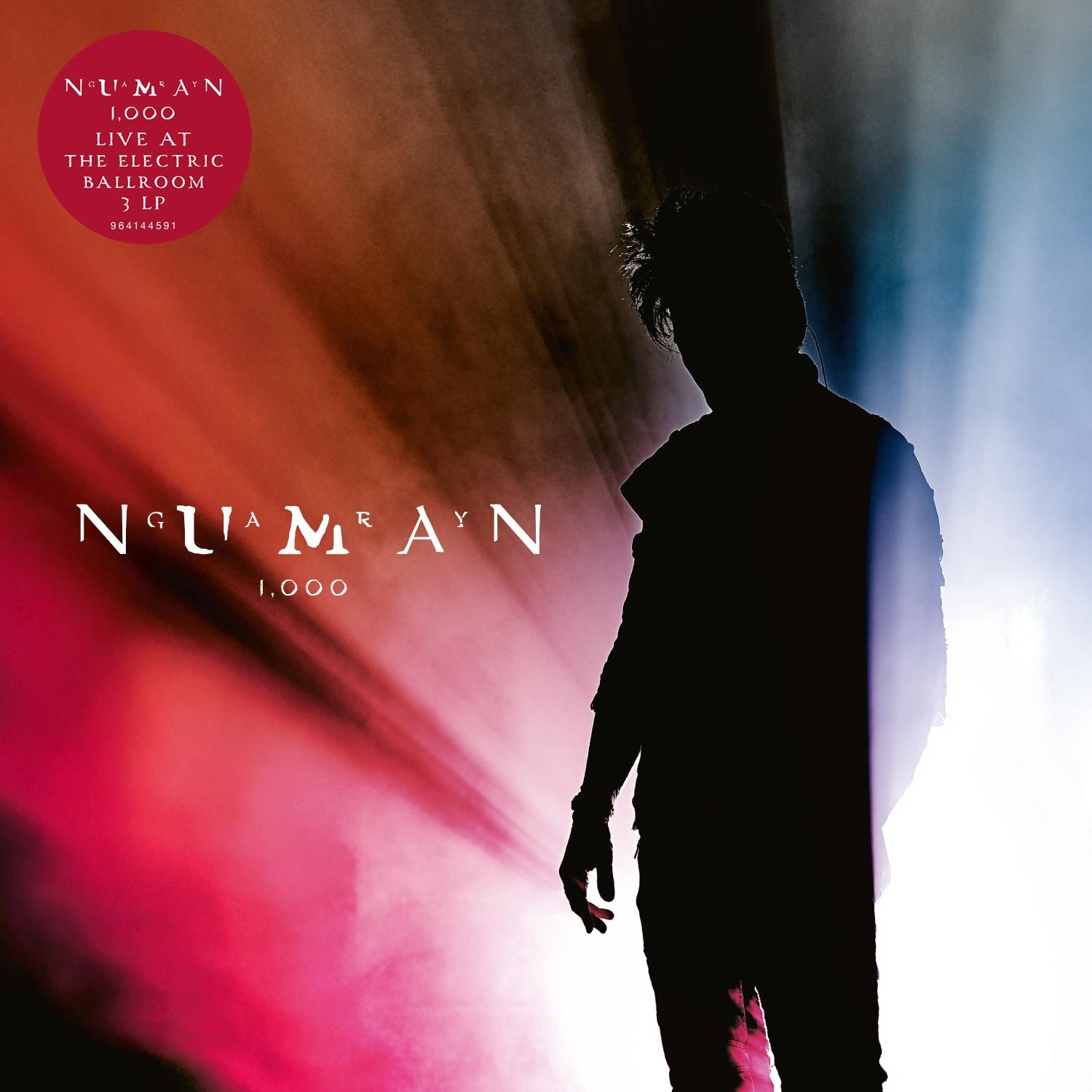Silhouette einer Person auf einer Bühne mit roten und blauen Bühnenlichtern. Albumcover für Numans Live at the Electric Ballroom.