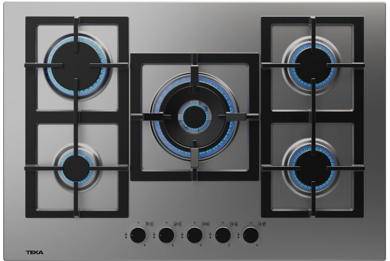 Płyta gazowa ze stali nierdzewnej z pięcioma palnikami, czarnymi rusztami i niebieskimi płomieniami. Pokrętła na dole.
