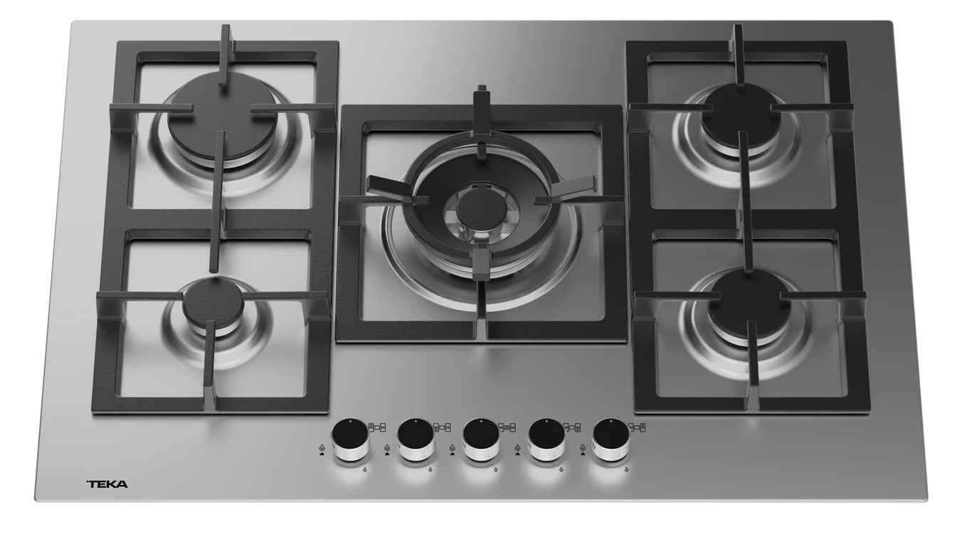 Płyta gazowa ze stali nierdzewnej z pięcioma palnikami, czarnymi rusztami i pokrętłami. Marka TEKA widoczna po lewej stronie.