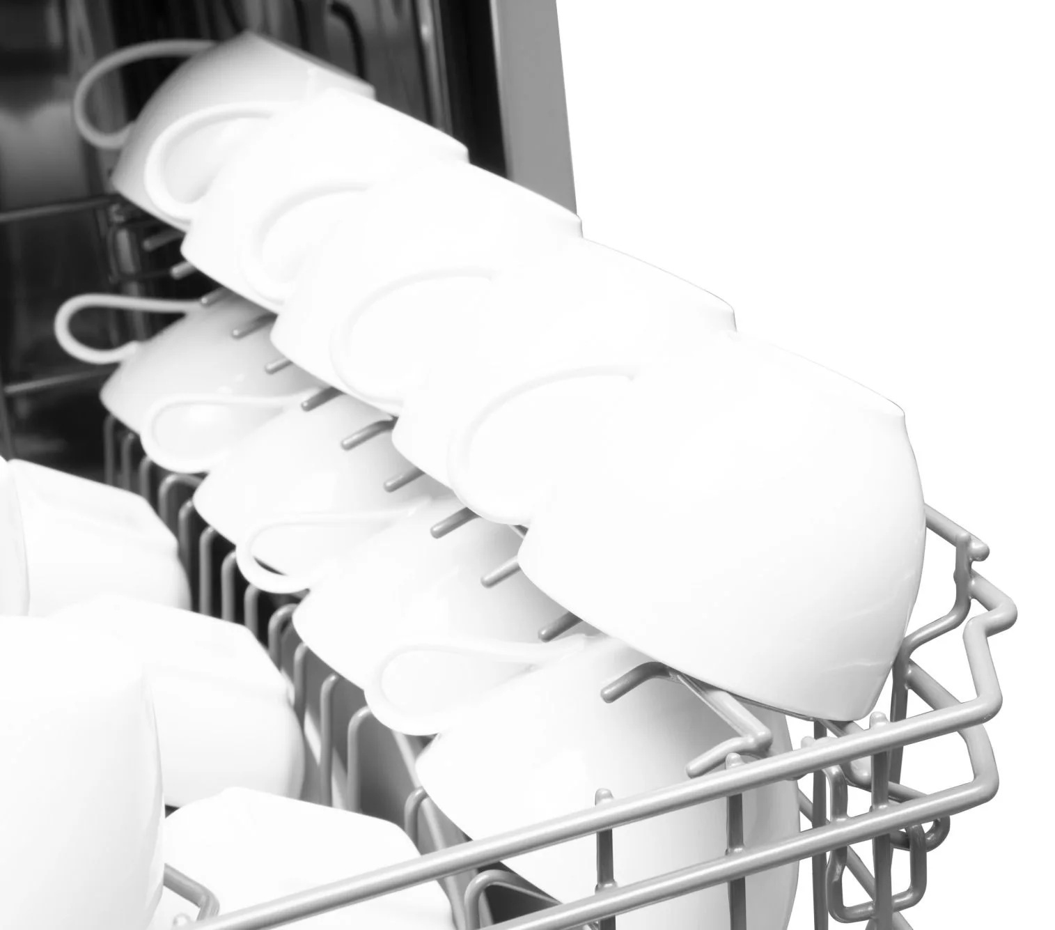 Białe kubki ułożone w koszu zmywarki. Kubki są czyste i gotowe do użycia.