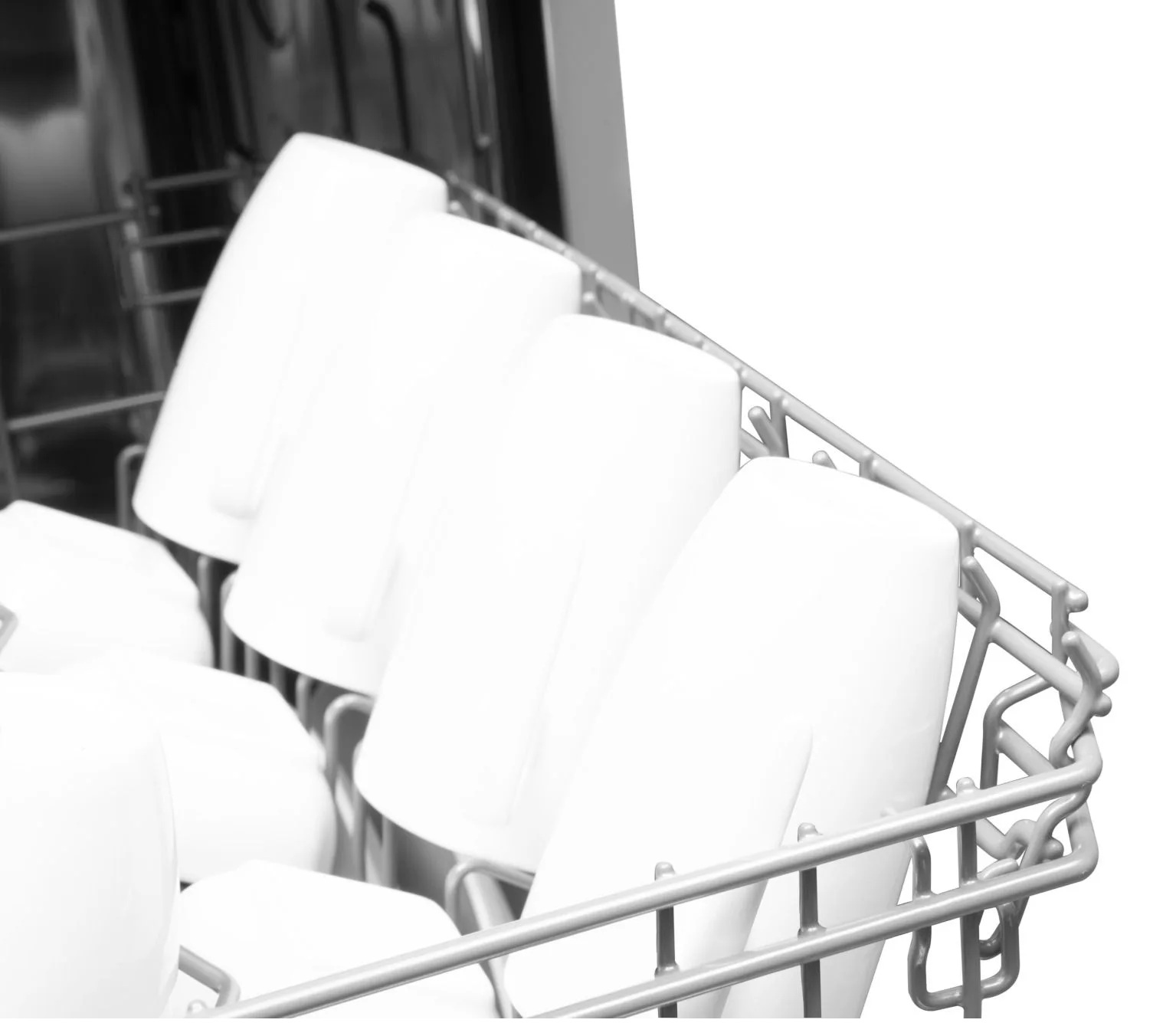 Stojak zmywarki mieści białe kubki. Kubki są ułożone do góry dnem. Stojak jest metalowy, widoczne jest wnętrze zmywarki.