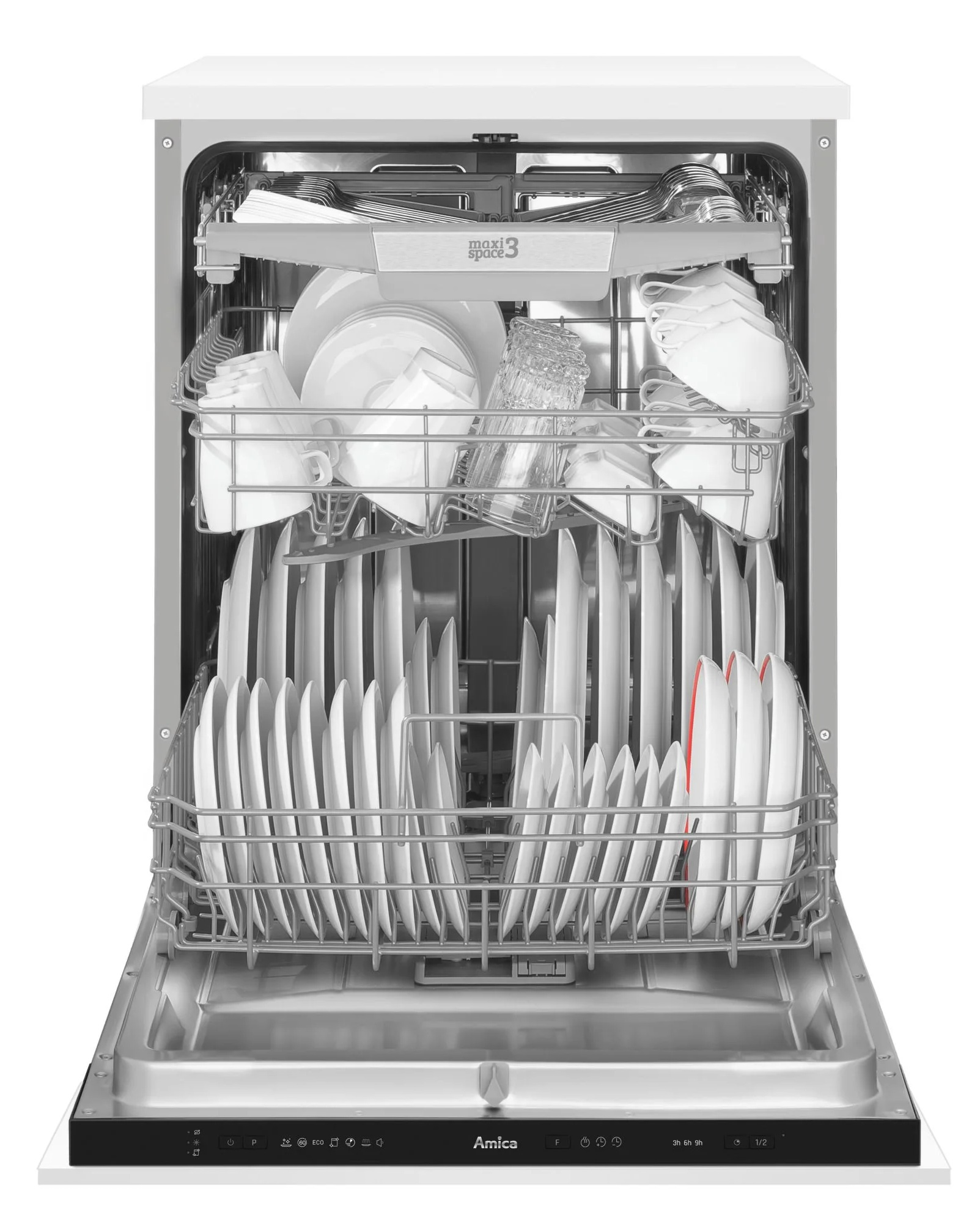 Otwarta zmywarka wypełniona naczyniami. Białe talerze, kubki i szklanki ułożone w koszach. Widoczna marka Amica.