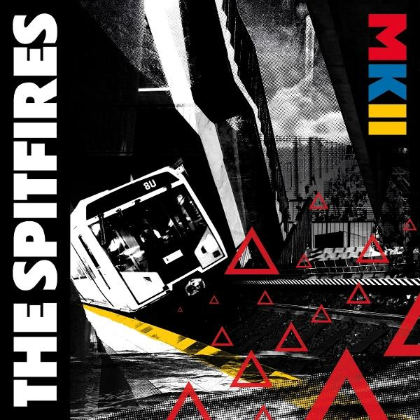 Das Bild zeigt einen Zug mit den Worten 'The Spitfires'. Rote Dreiecke umgeben den Zug. Der Hintergrund ist schwarz und weiß.