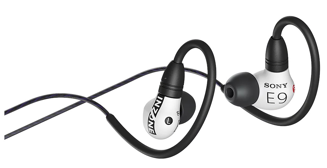 Para biało-czarnych słuchawek Sony INZONE E9 z kablami, na białym tle.