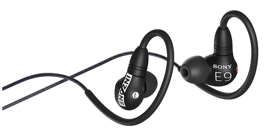 Czarne słuchawki Sony Inzone E9 z zakrzywionymi haczykami. Lewa słuchawka ma napis 'INZONE' i 'L'. Kable są widoczne.